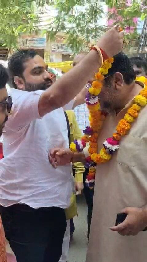 फतेहपुर में ‘द ओरिजिनल्स’ एक्सपोर्ट सरप्लस शॉप का भव्य शुभारंभ
पूर्व विधायक विक्रम सिंह ने किया उद्घाटन, ब्रांडेड मेंस वियर की खरीदारी के लिए मिला नया विकल्प
पत्थरकटा चौराहा स्थित नए प्रतिष्ठान से शहर के रेडीमेड गारमेंट बाजार को मिलेगी नई पहचान
फतेहपुर। शहर के वस्त्र बाजार में एक और नया प्रतिष्ठान जुड़ गया है। पत्थरकटा चौराहा, स्टेट बैंक रोड स्थित ‘द ओरिजिनल्स’ एक्सपोर्ट सरप्लस शॉप का रविवार को भव्य शुभारंभ किया गया। उद्घाटन समारोह में पूर्व विधायक विक्रम सिंह मुख्य अतिथि के रूप में शामिल हुए। शुभारंभ के अवसर पर स्थानीय व्यापारियों, गणमान्य नागरिकों एवं बड़ी संख्या में लोगों की उपस्थिति रही।
शुभारंभ के बाद पूर्व विधायक विक्रम सिंह ने नए प्रतिष्ठान की सफलता की शुभकामनाएं देते हुए कहा कि ऐसे व्यावसायिक प्रतिष्ठानों के खुलने से स्थानीय व्यापार को बढ़ावा मिलता है और लोगों को बेहतर गुणवत्ता के उत्पाद अपने ही शहर में उपलब्ध हो पाते हैं। उन्होंने व्यापारिक गतिविधियों को रोजगार और स्थानीय अर्थव्यवस्था के लिए सकारात्मक बताया।
‘द ओरिजिनल्स’ एक्सपोर्ट सरप्लस शॉप में ग्राहकों के लिए विभिन्न ब्रांडों के एक्सपोर्ट सरप्लस मेंस वियर उपलब्ध कराए गए हैं। संचालकों का दावा है कि यहां ग्राहकों को गुणवत्ता, आधुनिक डिज़ाइन और किफायती कीमतों का बेहतर विकल्प मिलेगा।
प्रतिष्ठान से जुड़े आकाश भदौरिया और सत्यभान सिंह ने बताया कि दुकान में ग्राहकों की सुविधा और गुणवत्ता को प्राथमिकता दी गई है। उन्होंने फतेहपुर एवं आसपास के क्षेत्रों के लोगों से नए प्रतिष्ठान पर पहुंचकर खरीदारी करने और उपलब्ध उत्पादों का लाभ उठाने की अपील की।
स्थानीय व्यापारियों का मानना है कि शहर में आधुनिक परिधानों की बढ़ती मांग को देखते हुए यह प्रतिष्ठान युवाओं और परिवारों के लिए आकर्षण का केंद्र बन सकता है। उद्घाटन समारोह के दौरान आगंतुकों ने नए शोरूम का अवलोकन किया और संचालकों को शुभकामनाएं दीं।
फतेहपुर में तेजी से विकसित हो रहे व्यापारिक माहौल के बीच ‘द ओरिजिनल्स’ एक्सपोर्ट सरप्लस शॉप का शुभारंभ स्थानीय बाजार के लिए एक नई पहल माना जा रहा है। आने वाले समय में यह प्रतिष्ठान ग्राहकों की अपेक्षाओं पर कितना खरा उतरता है, इस पर सभी की नजर रहेगी।
एनडी न्यूज़ की अपील:
स्थानीय व्यापार को बढ़ावा देना क्षेत्रीय आर्थिक विकास की दिशा में महत्वपूर्ण कदम है। उपभोक्ताओं से अपील है कि खरीदारी करते समय गुणवत्ता, बिल और उपभोक्ता अधिकारों का ध्यान रखें। वहीं व्यापारियों से अनुरोध है कि ग्राहकों को पारदर्शी और गुणवत्तापूर्ण सेवाएं प्रदान कर विश्वास कायम रखें।
👇👇
#NDNews #दैनिक_निष्पक्ष_धारा #Fatehpur #TheOriginals #ExportSurplus #MensWear #VikramSingh #BusinessNews #FatehpurMarket #LocalBusiness
👇👇
🟥 ND NEWS | दैनिक निष्पक्ष धारा
मुख्य संपादक / संस्थापक: राजन सिंह हाड़ा
सह-संपादक: शालिनी सिंह भदौरिया
✒️ रिपोर्ट: फतेहपुर जिला ब्यूरो
📍 कार्यालय-3: U158, हीरा स्वीट्स के पास, विकास मार्ग, लक्ष्मी नगर, पूर्वी दिल्ली, पिन कोड – 110092 (NCR)
📍 कार्यालय-2: विधानसभा रोड, बर्लिंगटन चौराहा, लखनऊ – 226001 (UP)
📍 कार्यालय-1: 1/1 अटल बिहारी चौराहा, नियर बर्मा चौराहा, फतेहपुर – 212601 (UP)
📅 दिनांक: 11 अक्टूबर 2026
📆 दिन: रविवार
📧 Email: ndnewschannel@gmail.com
📞 मोबाइल: 096961 19696