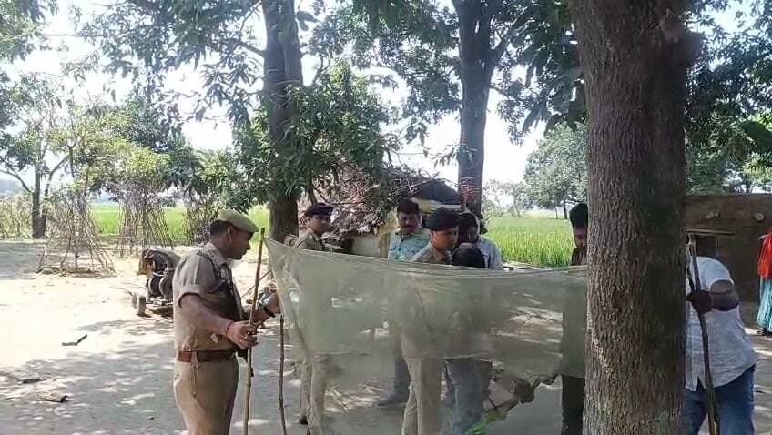 हसवा की जानलेवा पुलिया निर्माण में मानकों की अनदेखी का आरोप, ग्रामीणों ने रुकवाया काम
सदर विधायक चंद्र प्रकाश लोधी मौके पर पहुंचे, घटिया निर्माण पर जताई नाराजगी
पीडब्ल्यूडी अधिकारियों को दिए गुणवत्ता के अनुसार निर्माण कराने के निर्देश
फतेहपुर। जिले के हसवा कस्बे में हाईवे से मेड़ी का पुरवा मार्ग पर स्थित चर्चित पुलिया का निर्माण कार्य एक बार फिर विवादों में आ गया है। जिस पुलिया के निर्माण से क्षेत्रवासियों को सुरक्षित आवागमन की उम्मीद थी, उसी के निर्माण में मानकों की अनदेखी के आरोप लगने के बाद ग्रामीणों ने निर्माण कार्य रुकवा दिया। सूचना मिलने पर सदर विधायक चंद्र प्रकाश लोधी मौके पर पहुंचे और निर्माण कार्य का निरीक्षण किया।
निरीक्षण के दौरान ग्रामीणों ने विधायक को बताया कि पुलिया निर्माण में निर्धारित गुणवत्ता मानकों का पालन नहीं किया जा रहा है। उनका आरोप था कि घटिया सामग्री का उपयोग किया जा रहा है, जिससे भविष्य में पुलिया की मजबूती और लोगों की सुरक्षा पर गंभीर खतरा उत्पन्न हो सकता है। ग्रामीणों ने निर्माण कार्य की निष्पक्ष जांच कराए जाने और गुणवत्तापूर्ण निर्माण सुनिश्चित करने की मांग की।
मौके पर पहुंचे सदर विधायक चंद्र प्रकाश लोधी ने निर्माण कार्य का बारीकी से निरीक्षण किया। निरीक्षण के दौरान उन्हें भी कथित तौर पर निर्माण कार्य मानकों के अनुरूप नहीं दिखाई दिया, जिस पर उन्होंने नाराजगी व्यक्त की। विधायक ने तत्काल निर्माण कार्य रुकवाते हुए संबंधित पीडब्ल्यूडी अधिकारियों को निर्देश दिए कि सभी तकनीकी मानकों और गुणवत्ता नियमों का पूर्ण पालन करते हुए ही निर्माण कराया जाए।
गौरतलब है कि यह पुलिया पूर्व में भी दुर्घटनाओं और सुरक्षा संबंधी कारणों से चर्चा में रही है। स्थानीय लोगों का कहना है कि यदि निर्माण में लापरवाही बरती गई तो भविष्य में यह पुलिया फिर से लोगों के लिए खतरा बन सकती है। ग्रामीणों ने प्रशासन से मांग की है कि निर्माण सामग्री की तकनीकी जांच कराकर दोषी पाए जाने वालों के विरुद्ध कठोर कार्रवाई की जाए।
फिलहाल पीडब्ल्यूडी विभाग की ओर से इस मामले में आधिकारिक बयान सामने नहीं आया है। प्रशासनिक स्तर पर निर्माण कार्य की गुणवत्ता की जांच के बाद ही आगे की कार्रवाई और वास्तविक स्थिति स्पष्ट हो सकेगी।
एनडी न्यूज़ की अपील:
सार्वजनिक निर्माण कार्यों में गुणवत्ता और पारदर्शिता सर्वोच्च प्राथमिकता होनी चाहिए। नागरिक भी विकास कार्यों पर सतर्क निगरानी रखें और यदि कहीं अनियमितता दिखाई दे तो संबंधित विभाग को तत्काल सूचना दें। जिम्मेदार अधिकारियों से अपेक्षा है कि जनधन से बनने वाले प्रत्येक निर्माण कार्य की निष्पक्ष जांच कराकर गुणवत्ता सुनिश्चित करें, ताकि जनता का विश्वास बना रहे और भविष्य में किसी भी प्रकार की दुर्घटना से बचा जा सके।
👇👇👇
#NDNews #दैनिक_निष्पक्ष_धारा #Fatehpur #Haswa #PWD #ChandraPrakashLodhi #PublicConstruction #QualityCheck #UttarPradesh #PublicSafety #DMFatehpur #PWDDepartment
👇👇
@dgpup
@RSSorg
@UPGovt
@wpl1090
@RSSgeet
@Uppolice
@MIB_India
@PMOIndia
@HMOIndia
@abmanglik
@VHPDigital
@igrangealld
@myogioffice
@InfoDeptUP
@dmfatehpur
@sdmsadarftp
@CMOfficeUP
@CMOUP_RC
@UPPRD1948
@ChiefSecyUP
@ChiefSecyUP
@MahantYogiG
@FatehpurSdm
@fatehpurpolice
@BajrangDalOrg
@rashtrapatibhvn
@UPMahilaKalyan
@112UttarPradesh
@myogiadityanath
@CommissionerPrg
@ADGZonPrayagraj
@uppwdofficial
👇👇
🟥 ND NEWS | दैनिक निष्पक्ष धारा
मुख्य संपादक / संस्थापक: राजन सिंह हाड़ा
सह-संपादक: शालिनी सिंह भदौरिया
✒️ रिपोर्ट: फतेहपुर जिला ब्यूरो
📍 कार्यालय-3: U158, हीरा स्वीट्स के पास, विकास मार्ग, लक्ष्मी नगर, पूर्वी दिल्ली, पिन कोड – 110092 (NCR)
📍 कार्यालय-2: विधानसभा रोड, बर्लिंगटन चौराहा, लखनऊ – 226001 (UP)
📍 कार्यालय-1: 1/1 अटल बिहारी चौराहा, नियर बर्मा चौराहा, फतेहपुर – 212601 (UP)
📅 दिनांक: 11 अक्टूबर 2026
📆 दिन: रविवार
📧 Email: ndnewschannel@gmail.com
📞 मोबाइल: 9696119696