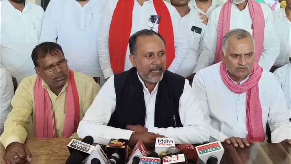 फतेहपुर पहुंचे एमएलसी डॉ. मानसिंह यादव, भाजपा सरकार पर साधा निशाना
आगामी एमएलसी चुनाव को लेकर सरकार की तैयारियों पर उठाए सवाल, वादाखिलाफी का लगाया आरोप
सपा कार्यालय में प्रेस वार्ता के दौरान राजनीतिक मुद्दों पर बोले एमएलसी, विपक्ष ने तेज किए हमले
फतेहपुर। समाजवादी पार्टी के विधान परिषद सदस्य (एमएलसी) डॉ. मानसिंह यादव ने रविवार को फतेहपुर पहुंचकर पार्टी कार्यालय में आयोजित प्रेस वार्ता के दौरान भारतीय जनता पार्टी की सरकार पर तीखा राजनीतिक हमला बोला। उन्होंने आगामी एमएलसी चुनाव, दिल्ली में चल रहे प्रदर्शन और सरकार की नीतियों को लेकर कई सवाल उठाते हुए भाजपा पर वादाखिलाफी का आरोप लगाया।
प्रेस वार्ता के दौरान डॉ. मानसिंह यादव ने कहा कि आगामी एमएलसी चुनाव को लेकर भाजपा की स्थिति मजबूत नहीं है। उन्होंने दावा किया कि भाजपा के पास ऐसा कोई उम्मीदवार नहीं है, जिसे मजबूती के साथ मैदान में उतारा जा सके। उन्होंने कहा कि जनता सरकार की नीतियों से निराश है और इसका असर आगामी चुनावों में देखने को मिलेगा।
एमएलसी ने दिल्ली में चल रहे प्रदर्शन का भी उल्लेख करते हुए केंद्र और राज्य सरकार को घेरने का प्रयास किया। उन्होंने आरोप लगाया कि सरकार ने जनता से किए गए कई महत्वपूर्ण वादों को पूरा नहीं किया, जिससे विभिन्न वर्गों में असंतोष बढ़ रहा है। उन्होंने कहा कि लोकतांत्रिक व्यवस्था में जनता अपनी आवाज उठाने के लिए आंदोलन का रास्ता अपनाने को मजबूर हो रही है।
प्रेस वार्ता में उन्होंने कहा कि समाजवादी पार्टी जनता से जुड़े मुद्दों को लगातार उठाती रहेगी और लोकतांत्रिक मूल्यों की रक्षा के लिए संघर्ष जारी रहेगा। उन्होंने कार्यकर्ताओं से संगठन को मजबूत करने और आगामी चुनावों की तैयारियों में जुटने का भी आह्वान किया।
राजनीतिक विश्लेषकों का मानना है कि उत्तर प्रदेश में आगामी चुनावों को देखते हुए सभी दल अपने-अपने राजनीतिक एजेंडे को लेकर सक्रिय हो चुके हैं। ऐसे में नेताओं के बयान चुनावी माहौल को और गर्माने का संकेत दे रहे हैं।
महत्वपूर्ण सूचना:
इस समाचार में प्रकाशित राजनीतिक आरोप और दावे प्रेस वार्ता के दौरान एमएलसी डॉ. मानसिंह यादव द्वारा दिए गए बयानों पर आधारित हैं। इन आरोपों पर संबंधित पक्ष की प्रतिक्रिया उपलब्ध होने पर उसे भी प्रमुखता से प्रकाशित किया जाएगा।
एनडी न्यूज़ की अपील:
लोकतंत्र में स्वस्थ संवाद, तथ्यपरक बहस और शांतिपूर्ण राजनीतिक अभिव्यक्ति लोकतांत्रिक व्यवस्था की मजबूती का आधार हैं। सभी राजनीतिक दलों, जनप्रतिनिधियों और नागरिकों से अपील है कि जनहित के मुद्दों पर सकारात्मक चर्चा करें तथा लोकतांत्रिक मर्यादाओं का पालन करते हुए जनता की समस्याओं के समाधान को प्राथमिकता दें।
#NDNews #दैनिक_निष्पक्ष_धारा #Fatehpur #SamajwadiParty #DrMansinghYadav #MLCElection #PressConference #UttarPradesh #PoliticalNews #SP #BJP
👇👇
@dgpup
@RSSorg
@UPGovt
@wpl1090
@RSSgeet
@Uppolice
@MIB_India
@PMOIndia
@HMOIndia
@abmanglik
@VHPDigital
@igrangealld
@myogioffice
@InfoDeptUP
@dmfatehpur
@sdmsadarftp
@CMOfficeUP
@CMOUP_RC
@UPPRD1948
@ChiefSecyUP
@ChiefSecyUP
@MahantYogiG
@FatehpurSdm
@fatehpurpolice
@BajrangDalOrg
@rashtrapatibhvn
@UPMahilaKalyan
@112UttarPradesh
@myogiadityanath
@CommissionerPrg
@ADGZonPrayagraj
@ECISVEEP
@ECISVEEPUP
@CEOUP
👇👇
🟥 ND NEWS | दैनिक निष्पक्ष धारा
मुख्य संपादक / संस्थापक: राजन सिंह हाड़ा
सह-संपादक: शालिनी सिंह भदौरिया
✒️ रिपोर्ट: फतेहपुर जिला ब्यूरो
📍 कार्यालय-3: U158, हीरा स्वीट्स के पास, विकास मार्ग, लक्ष्मी नगर, पूर्वी दिल्ली, पिन कोड – 110092 (NCR)
📍 कार्यालय-2: विधानसभा रोड, बर्लिंगटन चौराहा, लखनऊ – 226001 (UP)
📍 कार्यालय-1: 1/1 अटल बिहारी चौराहा, नियर बर्मा चौराहा, फतेहपुर – 212601 (UP)
📅 दिनांक: 11 अक्टूबर 2026
📆 दिन: रविवार
📧 Email: ndnewschannel@gmail.com
📞 मोबाइल: 096961 19696