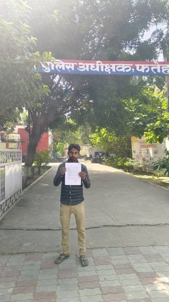 मलवां थाने में कार्रवाई न होने का आरोप, पीड़ित ने पुलिस अधीक्षक से लगाई न्याय की गुहार
तीन लाख रुपये के डीजे उपकरण हड़पने और जान से मारने की धमकी का आरोप, एसपी से निष्पक्ष जांच की मांग
स्थानीय पुलिस की कार्यशैली पर उठे सवाल, प्रार्थना पत्र के आधार पर कार्रवाई की मांग तेज
फतेहपुर। उत्तर प्रदेश के फतेहपुर जनपद में मलवां थाना क्षेत्र से एक ऐसा मामला सामने आया है, जिसमें एक पीड़ित ने अपने ही परिजनों पर लगभग तीन लाख रुपये मूल्य के डीजे उपकरण वापस न करने, धनराशि हड़पने तथा जान से मारने की धमकी देने का आरोप लगाया है। पीड़ित ने आरोप लगाया है कि स्थानीय थाने में शिकायत देने के बावजूद उसे न्याय नहीं मिला, जिसके बाद उसने पुलिस अधीक्षक फतेहपुर को प्रार्थना पत्र देकर निष्पक्ष जांच और न्याय की मांग की है।
प्राप्त शिकायत के अनुसार देवमई निवासी रमाकांत निषाद ने पुलिस अधीक्षक को दिए गए शिकायती पत्र में बताया कि उन्होंने लगभग 3 लाख रुपये मूल्य का डीजे सेट अपने भाई के पुत्र राजकपूर को इस सहमति के साथ दिया था कि बुकिंग से होने वाली आय खर्च काटकर बराबर-बराबर बांटी जाएगी। उस समय रमाकांत रोजगार के सिलसिले में मुंबई चले गए थे।
पीड़ित का आरोप है कि शुरुआत में कुछ समय तक आय का हिस्सा भेजा गया, लेकिन बाद में आरोपितों ने न तो डीजे वापस किया और न ही उसकी कीमत लौटाई। जब उन्होंने डीजे या उसकी लागत की मांग की तो कथित रूप से साफ इनकार कर दिया गया। शिकायत में यह भी आरोप लगाया गया है कि विरोध करने पर गाली-गलौज की गई, जान से मारने की धमकी दी गई तथा उनके घर में जबरन ताला लगा दिया गया।
रमाकांत निषाद का कहना है कि उन्होंने इस संबंध में पहले मलवां थाने में लिखित शिकायत दी थी, लेकिन अब तक कोई प्रभावी कानूनी कार्रवाई नहीं हुई। उन्होंने अपने प्रार्थना पत्र में यह भी आरोप लगाया है कि मामले में निष्पक्ष कार्रवाई नहीं की गई और उन्हें लगातार न्याय के लिए भटकना पड़ रहा है।
पीड़ित ने पुलिस अधीक्षक से मामले की निष्पक्ष जांच कराते हुए डीजे का सामान वापस दिलाने अथवा उसकी कीमत दिलाने और दोषियों के विरुद्ध विधिक कार्रवाई कराने की मांग की है।
महत्वपूर्ण तथ्य:
इस मामले में लगाए गए सभी आरोप शिकायतकर्ता के प्रार्थना पत्र पर आधारित हैं। समाचार लिखे जाने तक पुलिस की ओर से इन आरोपों की आधिकारिक पुष्टि अथवा विस्तृत प्रतिक्रिया सार्वजनिक नहीं हुई है। जांच के बाद ही मामले के तथ्यों की अंतिम स्थिति स्पष्ट हो सकेगी।
प्रशासनिक और कानूनी विशेषज्ञों का मानना है कि संपत्ति, साझेदारी और पारिवारिक विवादों से जुड़े मामलों में निष्पक्ष जांच तथा समयबद्ध कार्रवाई से विवादों का शांतिपूर्ण समाधान संभव है। यदि शिकायत में लगाए गए आरोप सही पाए जाते हैं तो संबंधित धाराओं के तहत आवश्यक विधिक कार्रवाई की जा सकती है।
एनडी न्यूज़ की अपील:
किसी भी आर्थिक, पारिवारिक या संपत्ति संबंधी विवाद को हिंसा या टकराव का रूप न दें। यदि किसी के साथ धोखाधड़ी, धमकी या संपत्ति हड़पने जैसी घटना होती है तो तत्काल संबंधित पुलिस थाने अथवा वरिष्ठ अधिकारियों को लिखित शिकायत दें। पुलिस प्रशासन से अपेक्षा है कि प्रत्येक शिकायत की निष्पक्ष, पारदर्शी और समयबद्ध जांच सुनिश्चित कर आमजन का कानून व्यवस्था पर विश्वास मजबूत बनाए रखे।
#NDNews #दैनिक_निष्पक्ष_धारा #Fatehpur #Malwan #RamakantNishad #SPFatehpur #FatehpurPolice #UPPolice #Justice #CrimeNews #UttarPradesh #PoliceAdministration
👇👇
@dgpup
@RSSorg
@UPGovt
@wpl1090
@RSSgeet
@Uppolice
@MIB_India
@PMOIndia
@HMOIndia
@abmanglik
@VHPDigital
@igrangealld
@myogioffice
@InfoDeptUP
@dmfatehpur
@sdmsadarftp
@CMOfficeUP
@CMOUP_RC
@UPPRD1948
@ChiefSecyUP
@ChiefSecyUP
@MahantYogiG
@FatehpurSdm
@fatehpurpolice
@BajrangDalOrg
@rashtrapatibhvn
@UPMahilaKalyan
@112UttarPradesh
@myogiadityanath
@CommissionerPrg
@ADGZonPrayagraj
👇👇
🟥 ND NEWS | दैनिक निष्पक्ष धारा
मुख्य संपादक / संस्थापक: राजन सिंह हाड़ा
सह-संपादक: शालिनी सिंह भदौरिया
✒️ रिपोर्ट: फतेहपुर जिला ब्यूरो
📍 कार्यालय-3: U158, हीरा स्वीट्स के पास, विकास मार्ग, लक्ष्मी नगर, पूर्वी दिल्ली, पिन कोड – 110092 (NCR)
📍 कार्यालय-2: विधानसभा रोड, बर्लिंगटन चौराहा, लखनऊ – 226001 (UP)
📍 कार्यालय-1: 1/1 अटल बिहारी चौराहा, नियर बर्मा चौराहा, फतेहपुर – 212601 (UP)
📅 दिनांक: 11 अक्टूबर 2026
📆 दिन: रविवार
📧 Email: ndnewschannel@gmail.com
📞 मोबाइल: 096961 19696