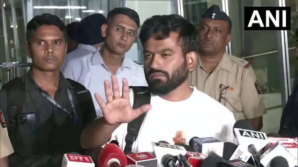ঠাকুমার মৃ/ত্যুর খবর দিয়েও ফোন করতে দিল না পুলিশ! দিল্লি পুলিশের বিরুদ্ধে বিস্ফোরক অভিযোগ অভিজিৎ দীপকের!