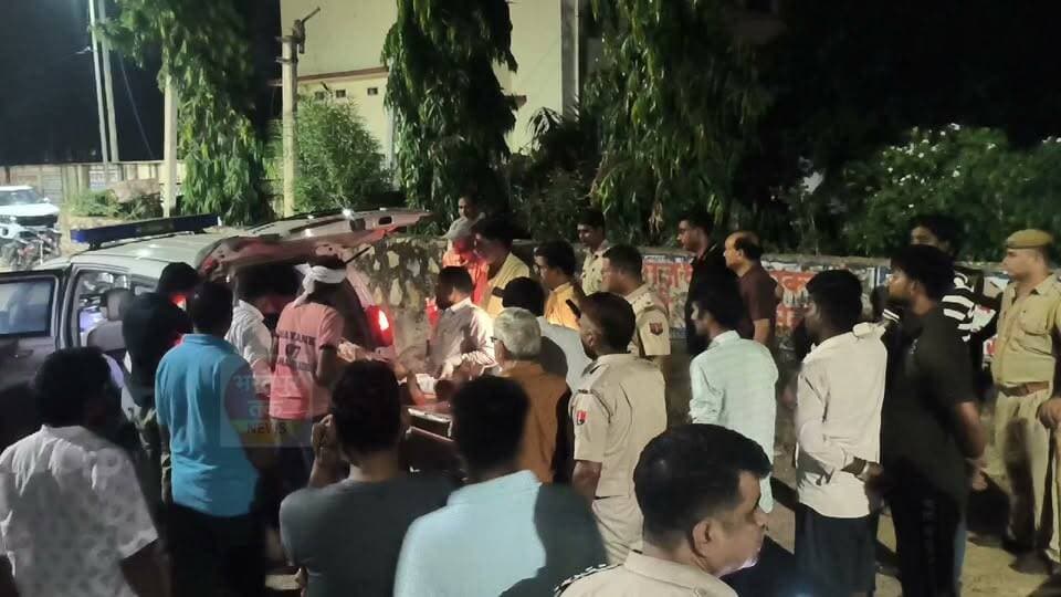 🔴 भरतपुर: पूर्व विधायक अतर सिंह भड़ाना पर जानलेवा हमला!
🔴 भोंडागांव में क्रेशर व माइनिंग लीज के संचालन को लेकर ग्रामीणों से चल रहा था विवाद
🔴 दोनों पक्षों में फायरिंग और मारपीट की सूचना
🔴 हमले में भाजपा के पूर्व विधायक अतर सिंह भड़ाना गंभीर घायल
🔴 वैर अस्पताल में प्राथमिक उपचार के बाद जयपुर रेफर
🔴 पत्नी कमलेश भड़ाना की माइनिंग लीज से जुड़ा बताया जा रहा विवाद
🔴 माइनिंग लीज के विरोध में ग्रामीण पिछले दो साल से कर रहे थे धरना
🔴 घटना के बाद इलाके में तनावपूर्ण माहौल
🔴 भरतपुर मुख्यालय से अतिरिक्त पुलिस जाब्ता मौके पर रवाना
🔴 शांति व्यवस्था के लिए 200 से अधिक पुलिसकर्मियों की तैनाती की सूचना
🔴 पुलिस के आला अधिकारी मौके की स्थिति पर रख रहे नजर