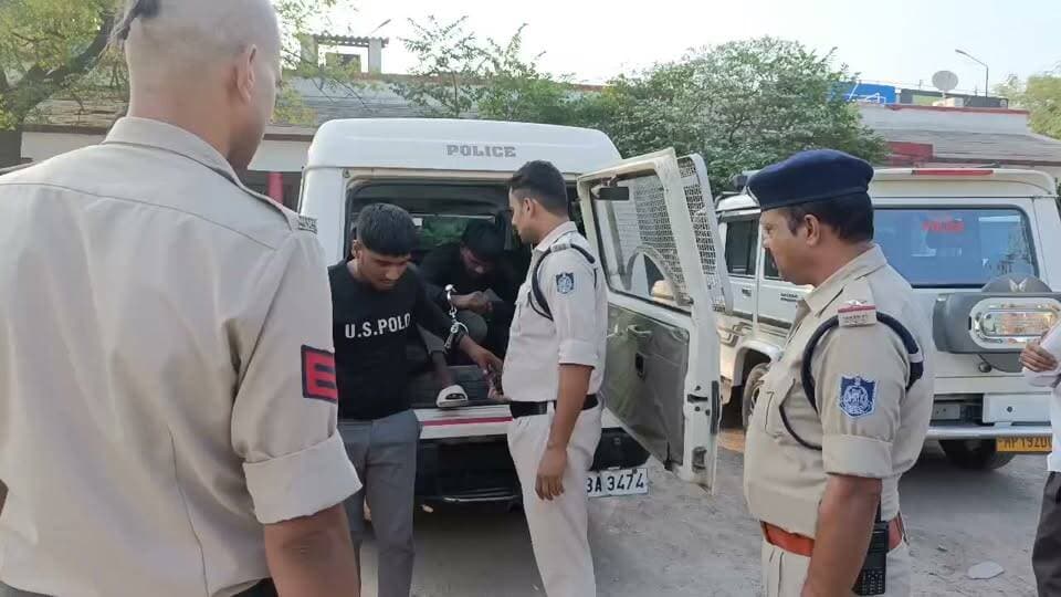 *सतना। सिविल लाइन थाना क्षेत्र अंतर्गत क्रिस्टकुला विद्यालय के पास दो दिन पूर्व दिनदहाड़े हुई चेन स्नेचिंग के आरोपी पुलिस के हत्थे चढ़े। पूरी घटना का खुलासा सीएसपी मनीष त्रिपाठी ने प्रेस मीट से किया. इस दौरान सिविल लाइन थाना प्रभारी निरीक्षक प्रीति विश्वकर्मा कोलगवा थाना प्रभारी निरीक्षक सुदीप सोनी भी उपस्थित थे.*