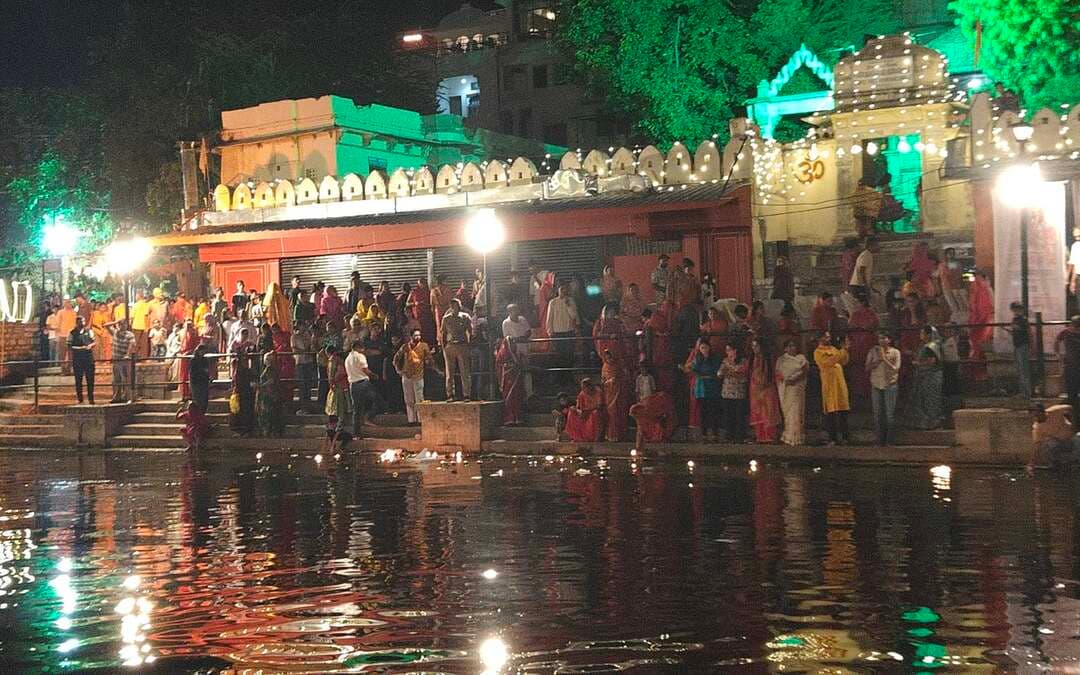 आतिशी नजारों के साथ गंगा आरती
@followers @top fans News 24 Udaipur
#nonflower #udaipur #viralpost #gangaaarti
उदयपुर। श्री बजरंग बली प्रचार समिति, उदयपुर के तत्वावधान में शनिवार को भीम परमेश्वर घाट, जोधसिंह जी दायजी पुलिया, चांदपोल बाहर पर विशाल पिछोला जल पूजन (गंगा पूजन) का भव्य आयोजन संपन्न हुआ। आयोजन में धार्मिक अनुष्ठान, सुंदरकांड पाठ, सांस्कृतिक कार्यक्रम एवं सामूहिक महाआरती सहित विभिन्न कार्यक्रम आयोजित किए गए।
श्री बजरंग बली प्रचार समिति व्यवस्थापाक प. पवन सुखवाल ने बताया कि कार्यक्रम का शुभारंभ शाम 5 बजे सुंदरकांड पाठ के साथ हुआ। श्री बजरंग बली प्रचार समिति की ओर से दुष्यंत कुमावत, महेश श्रीमाली एवं मधुसूदन सुखवाल के सान्निध्य में सुंदरकांड पाठ किया गया। इसके पश्चात गिरधर विद्या विहार स्कूल के छात्र-छात्राओं ने झील पर आधारित सांस्कृतिक प्रस्तुतियां दीं, जिन्होंने उपस्थित लोगों का मन मोह लिया।
आयोजन के दौरान विभिन्न संस्थाओं के विद्यार्थियों, धर्मप्रेमी बंधुओं एवं श्रद्धालुओं ने सामूहिक रूप से पिछोला झील का पूजन किया। इसके बाद समस्त आगंतुकों की सहभागिता से महाआरती आयोजित की गई। श्रद्धालुओं ने भक्तिभाव के साथ आरती में भाग लेकर क्षेत्र की सुख-समृद्धि एवं खुशहाली की कामना की। कार्यक्रम के दौरान आतिशबाजी भी आकर्षण का केंद्र रही।
जनप्रतिनिधियों एवं समाजसेवियों की रही सहभागिता :
आयोजन में नगर निगम उदयपुर के उपमहापौर दिनेश भट्ट, भूअधिलेख अधिकारी लतिका पालीवाल, समाजसेवी महाराज शक्तिसिंह करोह़ी, जितेश कुमावत, चंद्रभान सिंह पीपलिया, अरविंद सिंह राव, भाजपा ग्रामीण के पूर्व जिलाध्यक्ष चंद्रगुप्त सिंह चौहान, व.र. अभियंता योगेश कुमार एवं वार्ड 14 के पार्षद शंकर कसारा सहित विभिन्न जनप्रतिनिधियों एवं समाजसेवियों की सहभागिता रही।
विभिन्न संस्थाओं ने किया सहयोग :
कार्यक्रम में नगर निगम उदयपुर, ऋद्धि सिद्धि बालाजी भक्त मंडल, आलोक संस्थान, झील मित्र संस्थान, श्री हनुमान सेना, मधु टेंट हाउस, गिरधर विद्या विहार माध्यमिक विद्यालय, चांदपोल सेवा समिति, लेक पिछोला हेल्थ सेंटर एवं मास्टर बैंड उदयपुर सहित विभिन्न संस्थाओं ने सहयोग किया।
कार्यक्रम के सफल आयोजन में श्री बजरंग बली प्रचार समिति के सदस्यों एवं आयोजन समिति के कार्यकर्ताओं की महत्वपूर्ण भूमिका रही। कार्यक्रम के निवेदक दुर्गेश शर्मा, डॉ. प्रदीप कुमावत एवं पवन कुमार सुखवाल रहे।