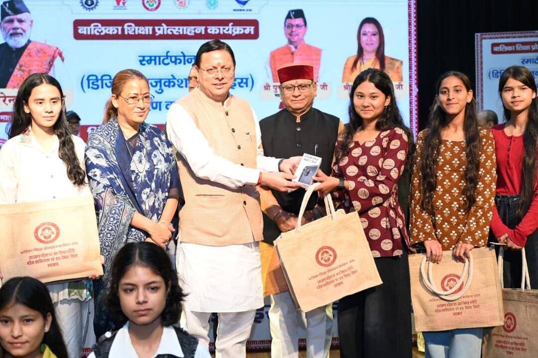 *कन्या पूजन तभी सार्थक, जब बेटियों को मिले सम्मान, सुरक्षा और आगे बढ़ने के समान अवसर : मुख्यमंत्री*
*अंतरराष्ट्रीय बालिका दिवस पर मुख्यमंत्री ने 149 मेधावी बालिकाओं को स्मार्टफोन प्रदान कर किया सम्मानित*
मुख्यमंत्री श्री पुष्कर सिंह धामी ने रविवार को देहरादून स्थित आईआरटीडी प्रेक्षागार में अंतरराष्ट्रीय बालिका दिवस के अवसर पर आयोजित ‘बालिका शिक्षा प्रोत्साहन कार्यक्रम’ में प्रतिभाग किया। इस अवसर पर मुख्यमंत्री ने उत्तराखंड बोर्ड की हाईस्कूल एवं इंटरमीडिएट परीक्षाओं में उत्कृष्ट प्रदर्शन करने वाली 149 मेधावी बालिकाओं को स्मार्टफोन प्रदान कर सम्मानित किया। मुख्यमंत्री ने सभी मेधावी बालिकाओं को बधाई देते हुए उनके उज्ज्वल भविष्य की कामना की।
मुख्यमंत्री ने कहा कि अंतरराष्ट्रीय बालिका दिवस और शारदीय नवरात्रि का प्रथम दिवस एक साथ होना विशेष संयोग है। भारतीय संस्कृति में सदियों से कन्याओं को शक्ति का स्वरूप मानकर उनका पूजन किया जाता रहा है। उन्होंने कहा कि कन्या पूजन की वास्तविक सार्थकता तभी है, जब हम बेटियों को सम्मान, सुरक्षा, शिक्षा और आगे बढ़ने के समान अवसर प्रदान करें। बेटियां केवल परिवार की खुशियां ही नहीं, बल्कि समाज की शक्ति और राष्ट्र के उज्ज्वल भविष्य की आधारशिला भी हैं।
मुख्यमंत्री ने कहा कि प्रधानमंत्री श्री नरेंद्र मोदी के नेतृत्व में महिला सशक्तीकरण की दिशा में अनेक महत्वपूर्ण पहल की गई हैं। बेटी बचाओ-बेटी पढ़ाओ, सुकन्या समृद्धि योजना, नारी शक्ति वंदन अधिनियम और लखपति दीदी जैसी पहलों से महिलाओं एवं बेटियों को आगे बढ़ने के नए अवसर मिल रहे हैं। राज्य सरकार भी बेटियों के जन्म से लेकर उनकी शिक्षा, कौशल विकास और रोजगार तक प्रत्येक स्तर पर सहयोग प्रदान कर रही है।
मुख्यमंत्री ने कहा कि राज्य में सरकारी नौकरियों में महिलाओं को 30 प्रतिशत क्षैतिज आरक्षण दिया जा रहा है। नंदा गौरा योजना के अंतर्गत बेटी के जन्म पर 11 हजार रुपये तथा 12वीं कक्षा उत्तीर्ण करने पर 51 हजार रुपये की आर्थिक सहायता प्रदान की जा रही है। इस योजना से अब तक चार लाख से अधिक बेटियां लाभान्वित हो चुकी हैं। मुख्यमंत्री महालक्ष्मी योजना के माध्यम से माताओं एवं नवजात शिशुओं के स्वास्थ्य और पोषण पर विशेष ध्यान दिया जा रहा है। मुख्यमंत्री वात्सल्य योजना के माध्यम से कठिन परिस्थितियों में जीवनयापन करने वाले बच्चों को आर्थिक सहायता प्रदान की जा रही है।
मुख्यमंत्री ने कहा कि राज्य सरकार का प्रयास है कि कोई भी बेटी आर्थिक अभाव के कारण शिक्षा से वंचित न रहे। राजकीय एवं सहायता प्राप्त विद्यालयों में कक्षा एक से 12वीं तक निःशुल्क पाठ्य पुस्तकें उपलब्ध कराई जा रही हैं। मुख्यमंत्री मेधावी छात्र प्रोत्साहन योजना, मुख्यमंत्री उच्च शिक्षा प्रोत्साहन छात्रवृत्ति योजना और गार्गी संस्कृत बालिका छात्रवृत्ति योजना के माध्यम से विद्यार्थियों को प्रोत्साहित किया जा रहा है। निःशुल्क साइकिल योजना तथा महिला छात्रावासों के निर्माण जैसी पहलों से भी बालिका शिक्षा को बढ़ावा दिया जा रहा है।
मुख्यमंत्री ने कहा कि वर्तमान समय में डिजिटल शिक्षा और आधुनिक तकनीक का विशेष महत्व है। बालिका शिक्षा प्रोत्साहन कार्यक्रम के अंतर्गत मेधावी बालिकाओं को स्मार्टफोन उपलब्ध कराने का उद्देश्य उन्हें तकनीक से जोड़कर ज्ञान और कौशल विकास के नए अवसर प्रदान करना है। उन्होंने कहा कि राजकीय विद्यालयों में अध्ययनरत कक्षा 10वीं और 12वीं के छात्र-छात्राओं को टैबलेट उपलब्ध कराने के लिए डीबीटी के माध्यम से धनराशि देने की दिशा में भी कार्य किया जा रहा है। इससे विद्यार्थियों को डिजिटल शिक्षा के बेहतर अवसर मिलेंगे।
मुख्यमंत्री ने कहा कि बेटियों को शिक्षा के साथ कौशल विकास, नवाचार और स्वरोजगार से जोड़ने के लिए भी निरंतर प्रयास किए जा रहे हैं। ड्रोन दीदी योजना के माध्यम से ड्रोन संचालन का प्रशिक्षण दिया जा रहा है। आलम्बन आर्ट, आलम्बन गांव और आलम्बन कैफे जैसी पहलों से जरूरतमंद महिलाओं और किशोरियों को आजीविका के अवसर उपलब्ध कराने का प्रयास किया जा रहा है। इसके साथ ही नव्या 2.0 के माध्यम से हरिद्वार और ऊधम सिंह नगर की किशोरियों एवं युवतियों को कौशल विकास तथा उद्यमिता का प्रशिक्षण दिया जा रहा है।
मुख्यमंत्री ने कहा कि बेटियों की शिक्षा के साथ उनकी सुरक्षा भी राज्य सरकार की सर्वोच्च प्राथमिकताओं में शामिल है। बाल विवाह और अन्य सामाजिक बुराइयों की रोकथाम के लिए सरकार प्रतिबद्ध है। अनाथ बच्चों के लिए राजकीय सेवाओं में पांच प्रतिशत क्षैतिज आरक्षण तथा पॉक्सो पीड़ित बच्चों को कानूनी सहायता एवं मानसिक देखभाल उपलब्ध कराने के लिए प्रत्येक जनपद में सपोर्ट पर्सन की व्यवस्था की गई है। उन्होंने कहा कि प्रत्येक बेटी को भयमुक्त वातावरण में शिक्षा प्राप्त करने और आत्मविश्वास के साथ आगे बढ़ने का अवसर मिलना चाहिए।
मुख्यमंत्री ने कहा कि युवाओं की मेहनत और प्रतिभा के साथ किसी प्रकार का अन्याय न हो, इसके लिए राज्य में कठोर नकल विरोधी कानून लागू किया गया है। पिछले पांच वर्षों में 35 हजार से अधिक युवाओं को सरकारी नौकरियां प्राप्त हुई हैं। मुख्यमंत्री ने बालिकाओं से बड़े सपने देखने, निरंतर परिश्रम करने और आत्मविश्वास के साथ अपने लक्ष्य की ओर आगे बढ़ने का आह्वान किया। उन्होंने कहा कि उत्तराखंड को देश का श्रेष्ठ राज्य बनाने के संकल्प के साथ राज्य सरकार प्रत्येक बेटी को आगे बढ़ने के अवसर उपलब्ध कराने के लिए प्रतिबद्ध है।
महिला सशक्तीकरण एवं बाल विकास मंत्री श्रीमती रेखा आर्य ने कहा कि मुख्यमंत्री श्री पुष्कर सिंह धामी के नेतृत्व में राज्य सरकार बेटियों की शिक्षा, सुरक्षा और आत्मनिर्भरता के लिए निरंतर कार्य कर रही है। बालिका शिक्षा प्रोत्साहन कार्यक्रम के माध्यम से मेधावी बालिकाओं को सम्मानित करने का उद्देश्य उनकी उपलब्धियों को प्रोत्साहन देने के साथ अन्य बेटियों को भी आगे बढ़ने के लिए प्रेरित करना है। उन्होंने कहा कि बेटियों को समान अवसर प्रदान करना और उन्हें आत्मनिर्भर बनाना समाज के समग्र विकास के लिए आवश्यक है। उन्होंने सभी सम्मानित बालिकाओं को बधाई देते हुए उनके उज्ज्वल भविष्य की कामना की।
इस अवसर पर कैबिनेट मंत्री श्री खजान दास, अपर सचिव श्री कर्मेंद्र सिंह, निदेशक महिला सशक्तिकरण एवं बाल विकास श्री बंशीलाल राणा एवं संबंधित अधिकारी उपस्थित थे।