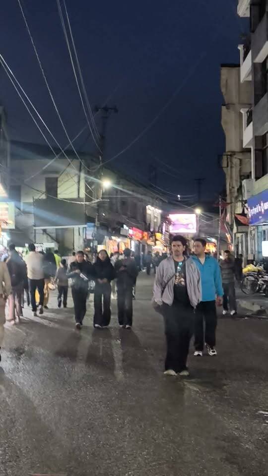 सोलन मॉल रोड़ बारिश के बाद विचरण करते लोग...ठंड का प्रकोप बढ़ा...