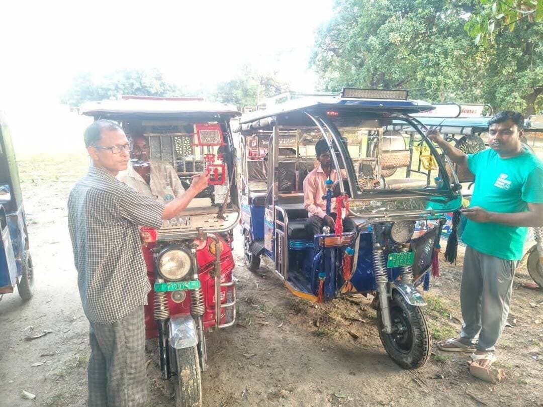 हरदोई में ई-रिक्शा की मनमानी पर लगेगी लगाम, तय होंगे रूट
हरदोई। शहर में ई-रिक्शा के बेतरतीब संचालन और जाम की समस्या पर लगाम लगाने के लिए यातायात पुलिस और परिवहन विभाग ने रविवार को संयुक्त अभियान चलाया। अभियान के तहत ई-रिक्शा चालकों से निर्धारित 10 मार्गों में से अपनी पसंद का एक रूट चुनवाकर उसका विवरण वाहन पर चस्पा कराया गया।
परिवहन विभाग ने चालकों के ड्राइविंग लाइसेंस और वाहनों के जरूरी दस्तावेजों का सत्यापन किया। वहीं नगर पालिका की ओर से ई-रिक्शा की कलर कोडिंग, बारकोड और रूट संबंधी साइनेज की व्यवस्था की जा रही है। इससे वाहन की पहचान के साथ यह भी स्पष्ट रहेगा कि संबंधित ई-रिक्शा किस मार्ग पर संचालित होगा।
नई व्यवस्था का उद्देश्य शहर के प्रमुख चौराहों और व्यस्त मार्गों पर ई-रिक्शा का दबाव कम करना और यातायात को सुचारु बनाना है। अधिकारियों के मुताबिक निर्धारित रूट व्यवस्था लागू होने से जाम पर नियंत्रण के साथ आम लोगों को सुरक्षित और सुगम आवागमन मिल सकेगा।
यातायात पुलिस ने ई-रिक्शा चालकों से अपील की है कि वे आवंटित रूट पर ही वाहन चलाएं और दस्तावेज सत्यापन व कलर कोडिंग की प्रक्रिया में सहयोग करें।
