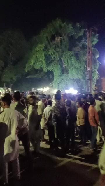 बहराइच शहर बशीरगंज निवासी नदी में डूबा 12 वर्षीय युवराज 48 घंटे बाद भी नहीं मिला हुआ लापता , लोगों ने किया घंटों चक्का जाम, सिटी मजिस्ट्रेट के आश्वासन पर खुला जाम, कल सुबह फिर से बच्चे की जाएगी तलाश, SDRF टीम 3 दिनों में नहीं मिली सफलता, कल NDRF टीम करेगी बच्चे की तलाश ।