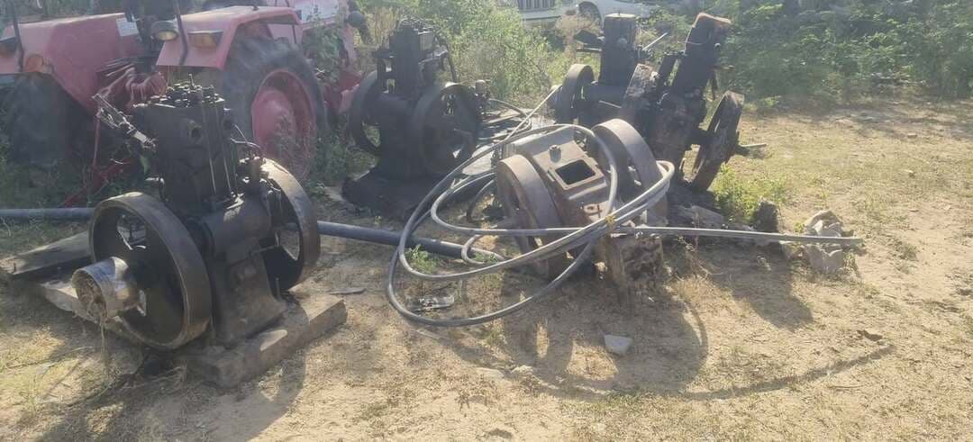 अजमेर में NH-58 के किनारे अतिक्रमण पर चला बुलडोजर, अवैध निर्माण और सर्विस सेंटर हटाए
पुलिस और NHAI की संयुक्त कार्रवाई, होटल-ढाबा संचालकों को पहले ही दी गई थी चेतावनी
अजमेर। राष्ट्रीय राजमार्ग-58 पर यातायात व्यवस्था को सुगम और सुरक्षित बनाने के लिए मांगलियावास थाना पुलिस और भारतीय राष्ट्रीय राजमार्ग प्राधिकरण (NHAI) की टीम ने संयुक्त कार्रवाई करते हुए हाईवे के किनारे किए गए अवैध निर्माण और अतिक्रमण हटाए। कार्रवाई के दौरान सड़क सीमा (राइट ऑफ वे) में संचालित अवैध सर्विस सेंटर और अन्य बाधाओं को भी मौके से हटाया गया।
पुलिस के अनुसार, कार्रवाई से पहले हाईवे किनारे स्थित होटल-ढाबा संचालकों और अवैध सर्विस सेंटर मालिकों की बैठक ली गई थी। बैठक में स्पष्ट किया गया कि राष्ट्रीय राजमार्ग की निर्धारित सीमा में किसी भी प्रकार का अतिक्रमण बर्दाश्त नहीं किया जाएगा। साथ ही, सड़क किनारे जलभराव, कीचड़ और वाहनों के जमावड़े से होने वाली दुर्घटनाओं के प्रति भी संचालकों को सचेत किया गया।
इसके बाद पुलिस बल और NHAI की टीम ने संयुक्त अभियान चलाकर अवैध निर्माणों और अन्य बाधाओं को हटाया। सड़क किनारे किए गए कच्चे-पक्के अतिक्रमण हटाने के साथ ही राजमार्ग की सीमा में संचालित अवैध सर्विस सेंटरों पर भी कार्रवाई की गई, ताकि वाहनों की आवाजाही निर्बाध बनी रहे।
पुलिस का कहना है कि इस अभियान का मुख्य उद्देश्य राष्ट्रीय राजमार्ग-58 पर यातायात व्यवस्था को बेहतर बनाना, सड़क दुर्घटनाओं की आशंका कम करना और आमजन की सुरक्षा सुनिश्चित करना है। पुलिस ने चेतावनी दी है कि भविष्य में दोबारा अतिक्रमण करने वालों के खिलाफ सख्त कानूनी कार्रवाई की जाएगी।
Ajmer Police Rajasthan