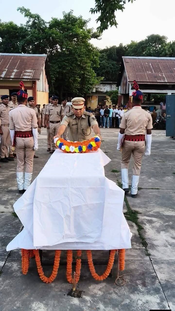 किशनगंज थाना अंतर्गत डायल 112 में प्रतिनियुक्त सिपाही/230 समीर कुमार की आकस्मिक मृत्यु पर पुलिस केंद्र, किशनगंज में श्रद्धांजलि सभा का आयोजन किया गया।
इस अवसर पर पुलिस अधीक्षक, किशनगंज, अनुमंडल पुलिस पदाधिकारी (SDPO) एवं साइबर डीएसपी सहित अन्य पुलिस पदाधिकारियों एवं कर्मियों द्वारा दिवंगत सिपाही के पार्थिव शरीर पर पुष्प अर्पित कर भावभीनी श्रद्धांजलि दी गई तथा ससम्मान सलामी देकर उन्हें अंतिम विदाई दी गई।
इस दुखद घटना से किशनगंज पुलिस परिवार शोकाकुल है। दिवंगत सिपाही के प्रति सम्मान एवं संवेदना व्यक्त करते हुए पुलिस परिवार ने उनकी आत्मा की शांति के लिए प्रार्थना की तथा शोक संतप्त परिजनों के प्रति गहरी संवेदना व्यक्त की।