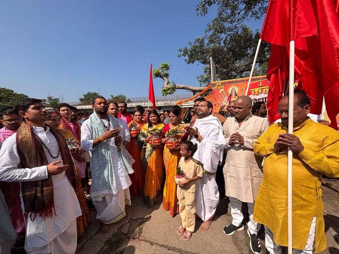 शतचंडी महायज्ञ हेतु निकली भव्य कलश यात्रा, मुख्य यजमान होंगे मनीष मिश्रा
बस्ती: बस्ती की सुख-समृद्धि, विकास और जनकल्याण की कामना के साथ रविवार को भव्य कलश यात्रा निकाली गई। इसमें 11 हजार महिलाओं ने सहभागिता की। इसी के साथ बस्ती में भव्य शतचंडी महायज्ञ का शुभारंभ हो गया, जिसके मुख्य यजमान पहल वेलफेयर सोसाइटी के संस्थापक अध्यक्ष मनीष मिश्रा होंगे। दिल्ली से आए मुख्य पुरोहित आचार्य अजय पांडे के नेतृत्व में विद्वान पुरोहितों का दल वैदिक विधि-विधान से महायज्ञ संपन्न कराएगा।
बस्ती की जीवनदायिनी और माँ के रूप में पूजनीय कुआनो नदी के तट पर स्थित अमहट शिव मंदिर में सुबह से ही हजारों महिलाओं का जनसैलाब उमड़ पड़ा। वैदिक मंत्रोच्चार और माता के जयघोष के बीच मनीष मिश्रा की उपस्थिति में कलश यात्रा प्रारंभ हुई। यात्रा अमहट शिव मंदिर से झंडा तिराहा, शास्त्री चौक, कंपनी बाग, गांधीनगर, जीआईसी, रोडवेज, मालवीय रोड, ब्राह्मण महासभा और सीएमएस स्कूल के समीप सेवा हॉस्पिटल वाली गली से होते हुए जीडी मिश्रा के आवास स्थित यज्ञ स्थल पर संपन्न हुई।
इस अवसर पर मनीष मिश्रा ने कहा, “यह शतचंडी महायज्ञ किसी व्यक्ति विशेष का नहीं, बल्कि संपूर्ण बस्ती के कल्याण का संकल्प है। हम माँ भगवती से बस्ती की समृद्धि, विकास, सुख-शांति और प्रत्येक परिवार की खुशहाली का आशीर्वाद मांगेंगे। इस आयोजन का नेतृत्व मैं नहीं, बल्कि बस्ती की नारी शक्ति कर रही है। पहल वेलफेयर सोसाइटी की ‘राम जी का झोला’, ‘राम जी का पेड़ा’ सहित विभिन्न जनकल्याणकारी योजनाओं से जुड़ी हमारी माताएँ-बहनें इसकी वास्तविक सूत्रधार हैं।”
उन्होंने कहा कि मातृशक्ति की अगुवाई में आयोजित यह महायज्ञ बस्ती के आध्यात्मिक गौरव, सामाजिक एकता और जनकल्याण के सामूहिक संकल्प का प्रतीक बनेगा।
कलश यात्रा के दौरान पूरे मार्ग पर भक्तिमय वातावरण रहा और हजारों महिलाओं की सहभागिता ने आयोजन को ऐतिहासिक स्वरूप प्रदान किया।
Manish Mishra Basti Times Basti Ke Log बस्ती जिला