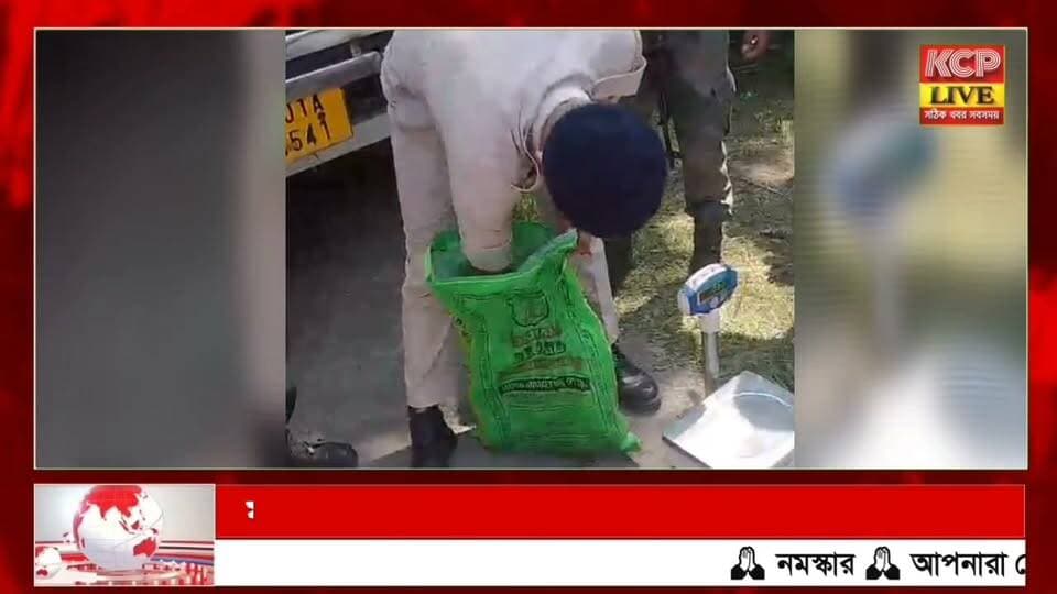 ফটিকরায়ে ১ কোটি ৭০ লক্ষ টাকার ইয়াবা উদ্ধার, লরিচালকের পলায়নে প্রশ্ন। ।
রাধানগরে ২৮ নং আসাম রাইফেলস ক্যাম্প সংলগ্ন কৈলাশহর–কমলপুর বিকল্প জাতীয় সড়কে পাথরবোঝাই দশ চাকার লরি থেকে প্রায় ১ কোটি ৭০ লক্ষ টাকার ইয়াবা উদ্ধার করেছে আসাম রাইফেলসের জওয়ানরা। তবে লরিচালক পালিয়ে যাওয়ায় প্রশ্ন উঠেছে। পরে ফটিকরায় থানার পুলিশ মাদকগুলি উদ্ধার করে নিয়ে যায়। এত বড় অভিযানের খবর সংবাদমাধ্যমকে না জানানোর অভিযোগেও পুলিশের ভূমিকা নিয়ে প্রশ্ন উঠেছ ।।
#dharmanagar #kanchanpur #panisagar #Kadamtala #kailashahar #churaibari #BreakingNews #khowai #agartala #tripura