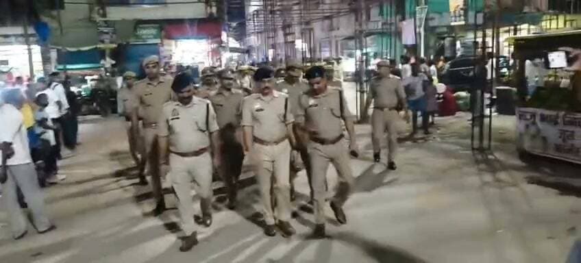 गाजीपुर।
दुर्गापूजा के मद्देनजर पुलिस अलर्ट मोड में।
एसपी के नेतृत्व में पुलिस ने किया फुट मार्च।
