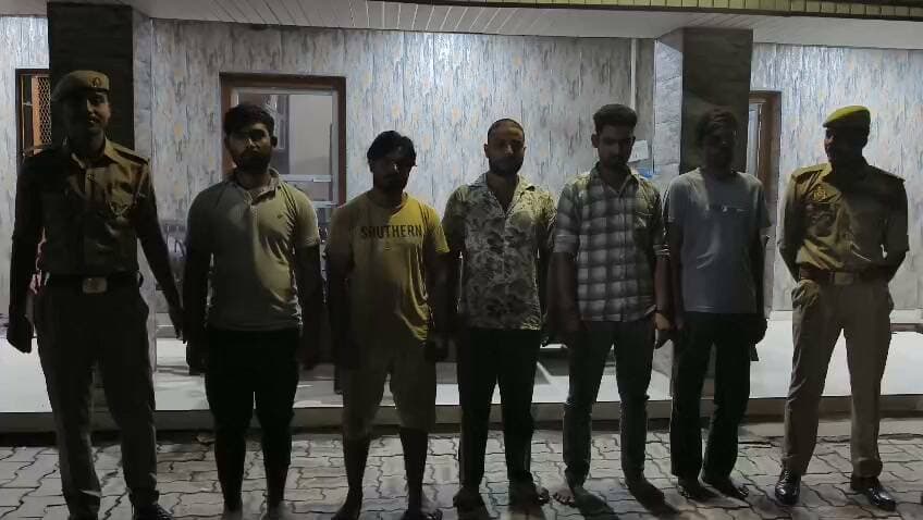 #गहमर पुलिस की कार्रवाई: दो कंटेनरों से 152 भैंस व पड़वा बरामद, पांच गिरफ्तार
गाजीपुर। जनपद में अपराध नियंत्रण एवं कानून-व्यवस्था बनाए रखने के लिए चलाए जा रहे अभियान के तहत थाना गहमर पुलिस ने पशु क्रूरता के मामले में कार्रवाई करते हुए दो कंटेनरों से कुल 152 भैंस एवं पड़वा बरामद किए। पुलिस ने मौके से पांच अभियुक्तों को गिरफ्तार किया है। वहीं, दोनों कंटेनरों को धारा 207 मोटर वाहन अधिनियम के तहत सीज कर दिया गया।
पुलिस के अनुसार, रविवार, 11 अक्टूबर 2026 को उपनिरीक्षक संजय कुमार यादव, चौकी प्रभारी कामाख्या, पुलिस टीम के साथ क्षेत्र में भ्रमण कर रहे थे। इसी दौरान ग्राम बकैनिया मोड़ के पास दो कंटेनरों में बड़ी संख्या में भैंस एवं पड़वा ले जाए जाने के मामले में कार्रवाई की गई। पुलिस टीम ने दोनों कंटेनरों से कुल 152 पशुओं को बरामद कर पांच लोगों को गिरफ्तार किया।
मामले में थाना गहमर पर पशु क्रूरता अधिनियम के तहत अभियोग पंजीकृत कर आवश्यक विधिक कार्रवाई की गई है। बरामद पशुओं को सुरक्षित रखने एवं उनकी देखभाल के लिए भी आवश्यक व्यवस्था की गई है।
पुलिस की इस कार्रवाई के बाद क्षेत्र में पशुओं के अवैध परिवहन एवं पशु क्रूरता के मामलों को लेकर चर्चा तेज हो गई है।