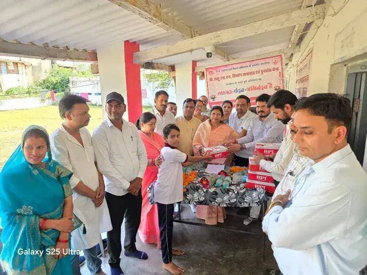 सेवा संकल्प अभियान के तहत छात्रावासों में सामग्री वितरण, विद्यार्थियों को किया प्रोत्साहित
-
कुंडेश्वर, बल्देवगढ़ एवं जतारा में आयोजित हुए कार्यक्रम, जनप्रतिनिधियों ने विद्यार्थियों को वितरित की आवश्यक सामग्री
-
सेवा संकल्प अभियान के अंतर्गत जिले की तीनों विधानसभा क्षेत्रों के छात्रावासों में विद्यार्थियों को आवश्यक सामग्री वितरित करने एवं उन्हें प्रोत्साहित करने के लिए कार्यक्रम आयोजित किए गए। कार्यक्रमों में विद्यार्थियों को आवश्यक सामग्री एवं फल वितरित किए गए तथा उत्कृष्ट प्रदर्शन करने वाले विद्यार्थियों को पुरस्कृत कर उनका उत्साहवर्धन किया गया।
कुंडेश्वर स्थित दिव्यांग छात्रावास में श्रीमती सरोज राजपूत मुख्य अतिथि के रूप में उपस्थित रहीं। इस दौरान विद्यार्थियों को आवश्यक सामग्री एवं फल वितरित किए गए। कार्यक्रम में इंजी. अभय प्रताप सिंह यादव, श्री विकास यादव,श्री अभिषेक खरे रानू, जिला शिक्षा अधिकारी अमित जैन,श्रीमती निकिता पंकज प्रजापति, श्री स्वप्निल तिवारी,श्री प्रशांत जैन, श्रीमती संध्या सोनी, श्री शुभम व्यास, श्री हरीश अहिरवार सहित अन्य जनप्रतिनिधि एवं गणमान्य नागरिक उपस्थित रहे।
बल्देवगढ़ में छात्राओं को किया पुरस्कृत
बल्देवगढ़ स्थित कस्तूरबा पुनर्वास छात्रावास केंद्र में जिला पंचायत अध्यक्ष श्रीमती उमिता राहुल सिंह मुख्य अतिथि के रूप में उपस्थित रहीं। कार्यक्रम में छात्राओं को पुरस्कृत करने के साथ आवश्यक सामग्री वितरित की गई। इस अवसर पर श्री पूरन लोधी, नगर परिषद अध्यक्ष श्रीमती शालिनी विश्व दीपक मिश्रा, श्री बारेलाल नंदू चौरसिया, श्री सुंदर तिवारी, श्री द्वारका प्रसाद मिश्रा, प्राचार्य श्री दीपक यादव, श्री मोतीलाल प्रजापति, श्रीमती सरोज राजा एवं श्री मुन्नालाल वंशकार सहित अन्य उपस्थित रहे।
जतारा में भी आयोजित हुआ कार्यक्रम
जतारा स्थित कस्तूरबा गांधी बालिका छात्रावास में आयोजित कार्यक्रम में श्री संजय श्रीधर, श्री पवन जैन, प्राचार्य श्री एम.एल. कुशवाहा, श्री बृजेश खरे एवं श्रीमती शशि श्रीवास्तव उपस्थित रहे। अतिथियों ने छात्राओं को पुरस्कृत कर आवश्यक सामग्री वितरित की तथा उन्हें आगे बढ़ने के लिए प्रेरित किया।
श्रीमती सरोज राजपूत ने कहा कि कुंडेश्वर दिव्यांग छात्रावास में विद्यार्थियों को आवश्यक सामग्री वितरित की गई। उन्होंने कहा कि केंद्र एवं राज्य सरकार की विभिन्न योजनाओं के माध्यम से विद्यार्थियों को आगे बढ़ने के अवसर मिल रहे हैं। इन योजनाओं से उनके कौशल विकास को प्रोत्साहन मिल रहा है तथा उन्हें अपनी प्रतिभा प्रदर्शित करने के लिए मंच उपलब्ध हो रहे हैं।
जिला पंचायत अध्यक्ष श्रीमती उमिता राहुल सिंह ने कहा कि बल्देवगढ़ के छात्रावास में छात्राओं को पुरस्कृत कर उनका उत्साहवर्धन किया गया। शासन की मूलभूत योजनाओं का लाभ सभी वर्गों तक पहुंचाने के उद्देश्य से सेवा संकल्प अभियान के अंतर्गत विभिन्न गतिविधियां आयोजित की जा रही हैं। उन्होंने कहा कि छात्राओं को शिक्षा एवं विभिन्न क्षेत्रों में आगे बढ़ने के अवसर मिल रहे हैं, जिससे वे अपनी प्रतिभा और क्षमता के आधार पर प्रगति कर रही हैं।
#SevaSankalpAbhiyan
#सेवा_संकल्प_अभियान
#JansamparkMP
#Jansamparktikamgarh
#tikamgarh