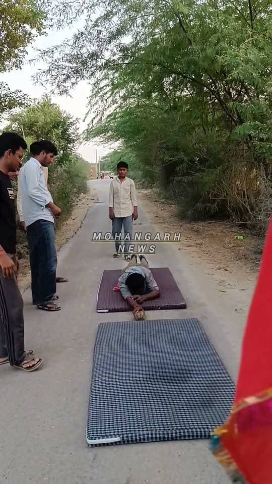मोहनगढ़ से पाली स्थित मां पनौदराय मंदिर तक निकाली जा रही दंडवत यात्रा,20 किलोमीटर की कठिन यात्रा पर निकले लाल भंवर सुथार,
#JAISALMER #barmer #Bikaner
