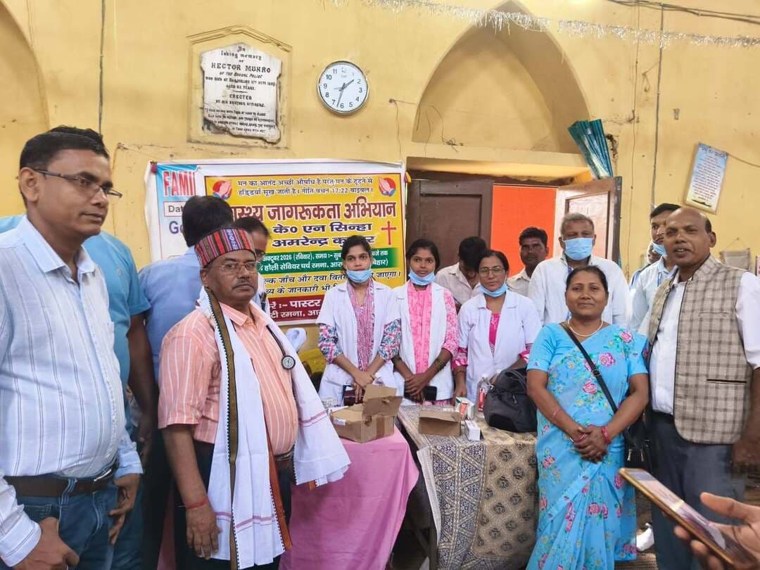 पूजा के विभिन्न कार्यक्रम, जयन्ती पखवाड़ा तथा निशुल्क चिकित्सा शिविर
आरा शहर में आज विभिन्न पूजा के कार्यक्रम,दिनकर जयंती एवं निशुल्क जांच शिविर तथा रामलीला उद्घाटन सहित कई कार्यक्रम आयोजित हुए। सबसे पहले नवरात्रि के प्रथम दिन, आनंद हॉस्पिटल ,आवासीय परिसर में श्री दुर्गा पूजा के कलश का स्थापना पूजा डॉ के एन सिन्हा द्वारा किया गया। इसके बाद, रमना मैदान के पास स्थित सेवेनियर चर्च में एक निशुल्क स्वास्थ्य कैंप का आयोजन किया गया, जिसमें सैकड़ों मरीजों को निशुल्क जांच कर, उपलब्ध निशुल्क दवा दी गई। आनंद हॉस्पिटल के प्रसिद्ध फिजिशियन, पूर्व मुख्य चिकित्सा पदाधिकारी भोजपुर, जिला अध्यक्ष (चिकित्सा मंच) भारतीय जनता पार्टी के डॉ के एन सिन्हा के द्वारा स्वस्थ रहने के गुर,मंत्र सिखाए गए। डॉ सिन्हा ने कहा कि स्वस्थ रहने के लिए सुबह में एक घंटा शारीरिक श्रम, टहलने, योगा, कसरत ,साइकिलिंग करें। खाने में शाकाहारी एवं फल फूल, हरी सब्जी का ज्यादा सेवन करें। तले, छाने ,भूने चीज, फास्ट फूड ,जंक फूड और बाजारू खाने का त्याग करें। शाम में 6:30 बजे तक खाना खा लें, इसके बाद रात में सिर्फ दूध, मखाना ,हल्दी ही लें। इसके बाद डॉ एस एम ईसा के यहां ,राष्ट्रकवि रामधारी सिंह '' की जयंती पखवाड़ा का समापन के समय डॉ ईशा को लाइफ टाइम अचीवमेंट अवार्ड से सम्मानित किया गया। कार्यक्रम में मुख्य अतिथि थे डॉ के एन सिन्हा।इसके बाद रमना पकड़ी रोड स्थित,आनंद हॉस्पिटल में डॉ के एन सिन्हा की अध्यक्षता में संयुक्त चित्रगुप्त पूजा समिति के द्वारा एक महत्वपूर्ण बैठक हुई, जिसमें शहर के सभी पांचो पूजा समिति के द्वारा समन्वय स्थापित कर , विसर्जन के समय एक जुलूस निकालने पर विचार विमर्श किया गया। अंत में 6:30 बजे रमना मैदान स्थित रामलीला मैदान में रामलीला कार्यक्रम का उद्घाटन हुआ जिसके भी मुख्य अतिथि थे डॉ के एन सिन्हा। डॉ सिन्हा ने कहा कि रामलीला से हमें असत्य पर सत्य की जीत,बुराई पर अच्छाई की जीत एवं जीवन के कई आदर्श के बारे में सीख मिलती है। हमें अपने आने वाली पीढ़ी को भी श्री राम, आदर्श पुरुष के चरित्र को सीखना चाहिए एवं उनके व्यक्तित्व से ही समाज और देश का कल्याण हो सकता है।
विभिन्न कार्यक्रमों में उपस्थित महत्वपूर्ण व्यक्ति थे चर्च के फादर अनिल जीउत, समाजसेवी अमरदीप कुमार 'जय ', पत्रकार प्रो दिनेश कुमार सिन्हा, डी राजन, पूर्वाद पार्षद दिनेश कुमार 'मुन्ना 'डॉ मदन मोहन द्विवेदी, डॉ सुधीर कुमार सिन्हा, अधिवक्ता रवि सिन्हा, भाजपा बुद्धिजीवी प्रकोष्ठ के जिला संयोजक डॉ संदीप कुमार सिन्हा, प्रो (डॉ) सच्चिदानंद सिन्हा (जिला अध्यक्ष ,अखिल भारतीय कायस्थ महासभा), श्री सोनू कुमार राय ,अध्यक्ष रामलीला समिति, हाकिम सिंह, जिला पार्षद,शशिकांत यादव आदि।