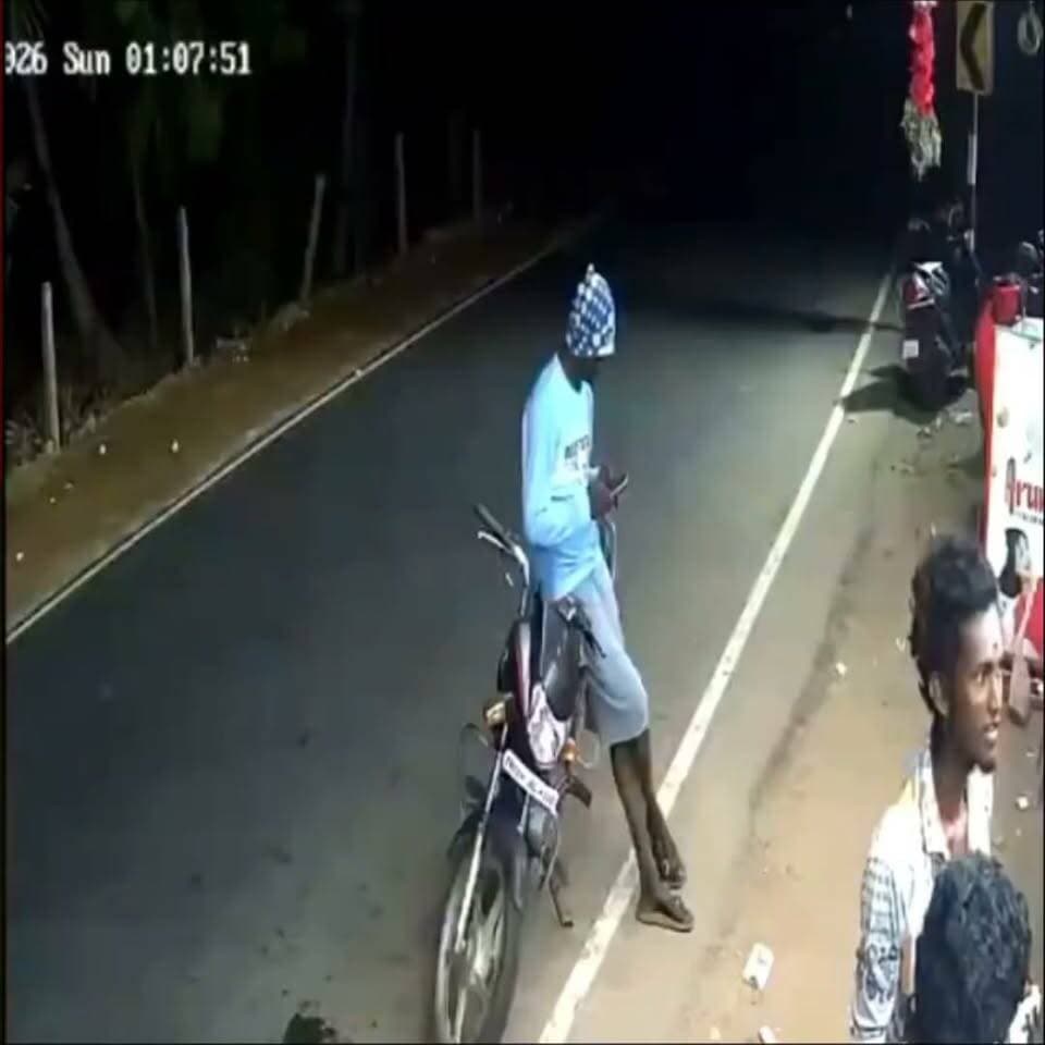 बाइक पर बैठकर मोबाइल चला रहे व्यक्ति के साथ ऐसा हुआ देखकर आप हैरान हो जाएँगे, जाखो राखे साइँया मार सके ना कोई…