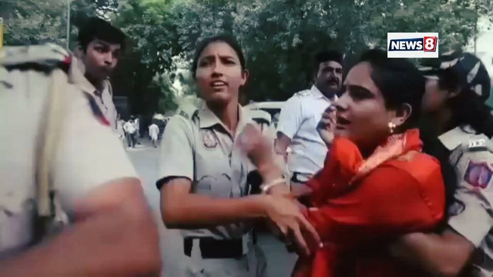 #delhi:- सोशलिस्ट प्रज्ञा मिश्रा को दिल्ली पुलिस ने हाथ पैर पकड़कर उठाया,,वे चिल्लाती रही मैं चल सकती हूं,, #वायरल #facbookviralvideo #BREAKING