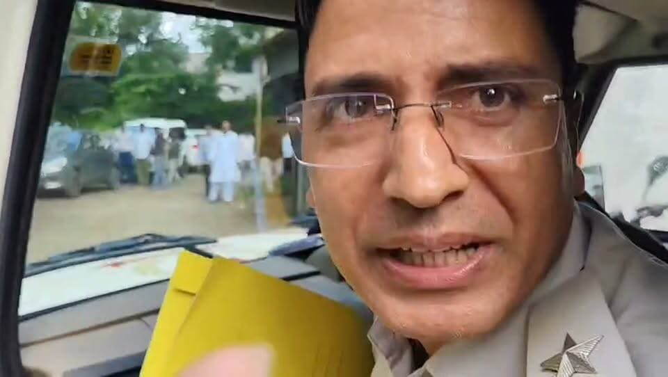 नाबालिग से यौन शोषण के आरोप में सिविल सर्जन हिरासत में, पुलिस कर रही पूछताछ
कोडरमा। नाबालिग से यौन शोषण के गंभीर आरोप में कोडरमा के सिविल सर्जन डॉ. अनिल कुमार को पुलिस ने शनिवार देर रात हिरासत में लिया। उन्हें तिलैया डैम ओपी में रखकर पूछताछ की जा रही है। जानकारी के अनुसार, पीड़िता हजारीबाग जिले की रहने वाली है। आरोप है कि 2025 में चिकित्सीय सलाह के सिलसिले में संपर्क के बाद डॉक्टर ने उसका यौन शोषण किया। पीड़िता की ऑनलाइन शिकायत पर एसपी के निर्देश से गठित विशेष टीम ने चंदवारा थाना क्षेत्र के उरवां स्थित रेस्टोरेंट के पास से उन्हें हिरासत में लिया। पुलिस पीड़िता का बयान दर्ज कर रही है। मामले में सीडब्ल्यूसी में भी शिकायत की बात सामने आई है। एसपी ने हिरासत की पुष्टि करते हुए कहा कि पूछताछ पूरी होने के बाद प्रेस विज्ञप्ति जारी की जाएगी। आरोपों की आधिकारिक जांच जारी है।