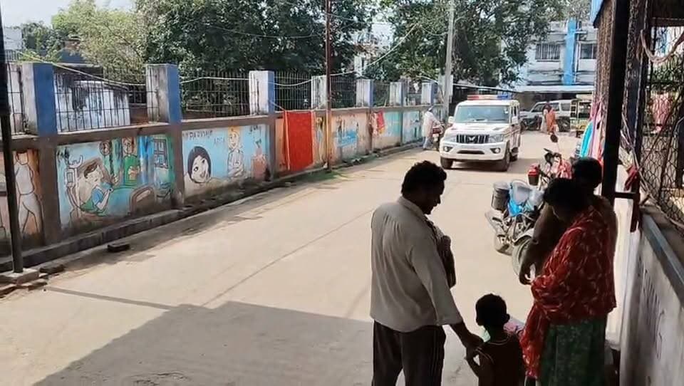 नाबालिग से यौन शोषण के आरोप में सिविल सर्जन हिरासत में, पुलिस कर रही पूछताछ
कोडरमा। नाबालिग से यौन शोषण के गंभीर आरोप में कोडरमा के सिविल सर्जन डॉ. अनिल कुमार को पुलिस ने शनिवार देर रात हिरासत में लिया। उन्हें तिलैया डैम ओपी में रखकर पूछताछ की जा रही है। जानकारी के अनुसार, पीड़िता हजारीबाग जिले की रहने वाली है। आरोप है कि 2025 में चिकित्सीय सलाह के सिलसिले में संपर्क के बाद डॉक्टर ने उसका यौन शोषण किया। पीड़िता की ऑनलाइन शिकायत पर एसपी के निर्देश से गठित विशेष टीम ने चंदवारा थाना क्षेत्र के उरवां स्थित रेस्टोरेंट के पास से उन्हें हिरासत में लिया। पुलिस पीड़िता का बयान दर्ज कर रही है। मामले में सीडब्ल्यूसी में भी शिकायत की बात सामने आई है। एसपी ने हिरासत की पुष्टि करते हुए कहा कि पूछताछ पूरी होने के बाद प्रेस विज्ञप्ति जारी की जाएगी। आरोपों की आधिकारिक जांच जारी है।
