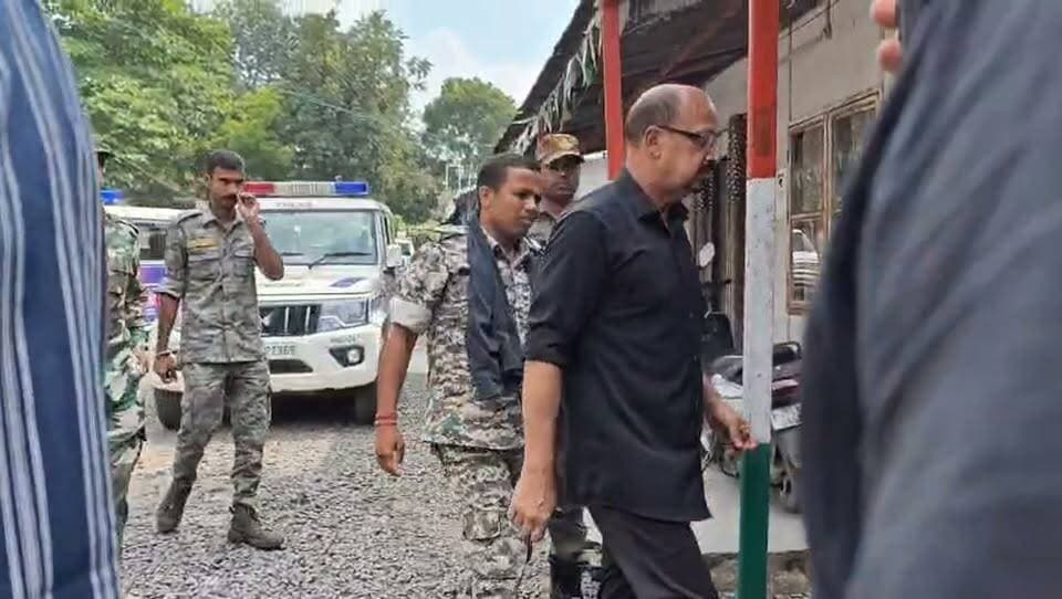 नाबालिग से यौन शोषण के आरोप में सिविल सर्जन हिरासत में, पुलिस कर रही पूछताछ
कोडरमा। नाबालिग से यौन शोषण के गंभीर आरोप में कोडरमा के सिविल सर्जन डॉ. अनिल कुमार को पुलिस ने शनिवार देर रात हिरासत में लिया। उन्हें तिलैया डैम ओपी में रखकर पूछताछ की जा रही है। जानकारी के अनुसार, पीड़िता हजारीबाग जिले की रहने वाली है। आरोप है कि 2025 में चिकित्सीय सलाह के सिलसिले में संपर्क के बाद डॉक्टर ने उसका यौन शोषण किया। पीड़िता की ऑनलाइन शिकायत पर एसपी के निर्देश से गठित विशेष टीम ने चंदवारा थाना क्षेत्र के उरवां स्थित रेस्टोरेंट के पास से उन्हें हिरासत में लिया। पुलिस पीड़िता का बयान दर्ज कर रही है। मामले में सीडब्ल्यूसी में भी शिकायत की बात सामने आई है। एसपी ने हिरासत की पुष्टि करते हुए कहा कि पूछताछ पूरी होने के बाद प्रेस विज्ञप्ति जारी की जाएगी। आरोपों की आधिकारिक जांच जारी है।