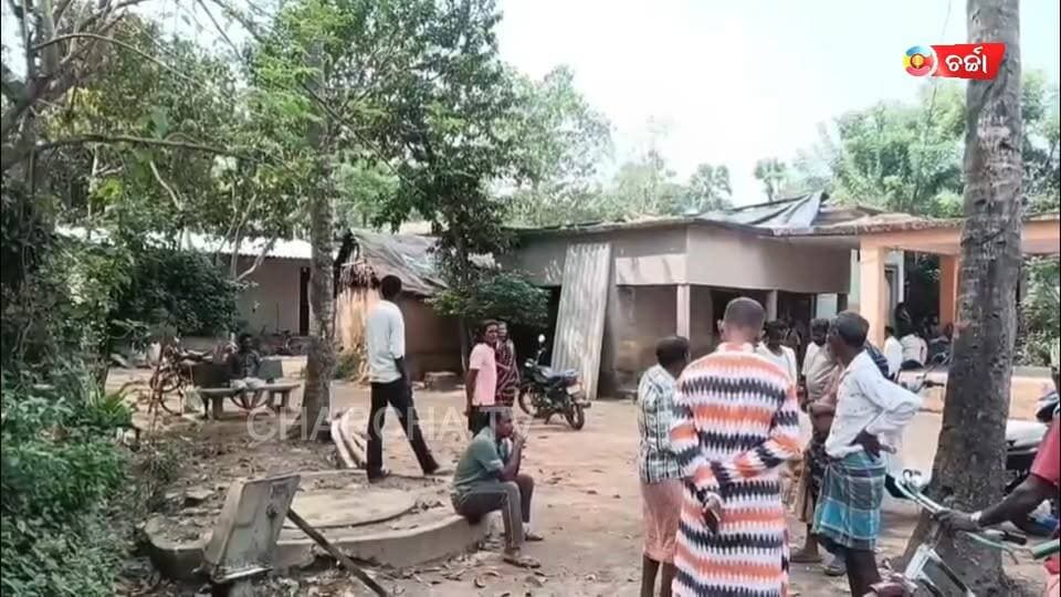 #ଗ୍ୟାସ_ସିଲିଣ୍ଡରରେ_ଲାଗିଲା_ନିଆଁ_ଶିଶୁ_କନ୍ୟା_ମୃତ_ଦୁଇ_ଗୁରୁତର!
ଏକ ଦୁଃଖଦ ଘଟଣା ସମ୍ନାକୁ ଆସିଛି । ଘରେ ଗ୍ୟାସ ସିଲିଣ୍ଡରୁ ନିଆଁ ଲାଗି ଯିବା ଫଳରେ ଜଣେ ଶିଶୁ କନ୍ୟାର ମୃତ୍ୟୁ ଘଟିଥିବା ବେଳେ ବାପ ମାଆ ଗୁରୁତର ହୋଇ ମୃତ୍ୟୁ ସହ ମେଡିକାଲରେ ସଂଗ୍ରାମ କରୁଛନ୍ତି । ଏଭଳି ଅଭାବନୀୟ ଘଟଣା ଘଟିଛି ଯାଜପୁର ଜିଲା ଧର୍ମଶାଳା ଥାନା ଅରାବଳ ଗ୍ରାମରେ । ଏହି ଗ୍ରାମର ଅଭିରାମ ମଲ୍ଲିକ,ତାଙ୍କର ୫ ବର୍ଷୀୟ ସାନ ଝିଅ ଘରେ ଶୋଇଥିଲେ । ତେବେ ଅଭିଙ୍କ ପତ୍ନୀ ଘରେ ରୁଟି କରିବାକୁ ଯାଉଥିଲେ । ସ୍ୱାମୀ ଝିଅ ଶୋଇଥିବା ଘରେ ଗ୍ୟାସ ଲଗାଇବା ସମୟରେ ଗ୍ୟାସ ଟାଙ୍କି ବିସ୍ନୋରଣ ହୋଇଥିଲା ।
#gas #LPG #cilynder #charchatv #BreakingNews #NewsUpdate