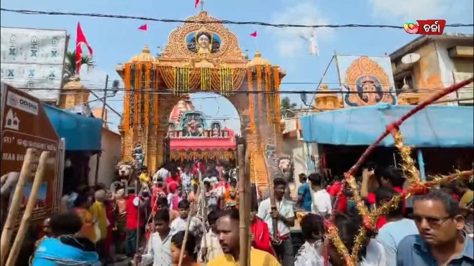 #ପାଟଖଣ୍ଡା_ସ୍ନାନ_ଯାତ୍ରାରୁ_ଆରମ୍ଭ_ମା_ଭଣ୍ଡାରଘରଣୀଙ୍କ_ଶାରଦୀୟ_ନବରାତ୍ରୀ_ପୂଜା
ଭକ୍ତି, ଆସ୍ଥା ଓ ପରମ୍ପରାରେ ମୁଖରିତ ହୋଇଉଠିଛି ନବରଙ୍ଗପୁର ସହର। ପାଟଖଣ୍ଡା ସ୍ନାନ ଯାତ୍ରାରୁ ଆରମ୍ଭ ହୋଇଛି ନବରଙ୍ଗପୁର ଜିଲ୍ଲାର ଆରାଧ୍ୟା ଦେବୀ ମା’ ଭଣ୍ଡାରଘରଣୀଙ୍କ ପବିତ୍ର ଶାରଦୀୟ ନବରାତ୍ରୀ ପୂଜା। ବାଜା, ନାଗରା, ଘଣ୍ଟ ଓ ଶଙ୍ଖଧ୍ୱନି ସାଙ୍ଗକୁ ପାରମ୍ପରିକ ଆଖଡ଼ା ଖେଳରେ ଦେବୀମୟ ହୋଇଉଠିଥିଲା ସମଗ୍ର ପରିବେଶ। ପ୍ରତାପ ସାଗର ପୁଷ୍କରିଣୀରେ ପାରମ୍ପରିକ ରୀତିନୀତି ଅନୁଯାୟୀ ପାଟଖଣ୍ଡାଙ୍କ ପବିତ୍ର ସ୍ନାନ ସମ୍ପନ୍ନ ହେବା ପରେ ଆରମ୍ଭ ହୋଇଛି ମା’ଙ୍କ ନବଦିନାତ୍ମକ ପୂଜା। ଆସନ୍ତୁ ଦେଖିବା
#festival #charchatv #culture #sprictual #maa #maadurga #BreakingNews #NewsUpdate #viralnews