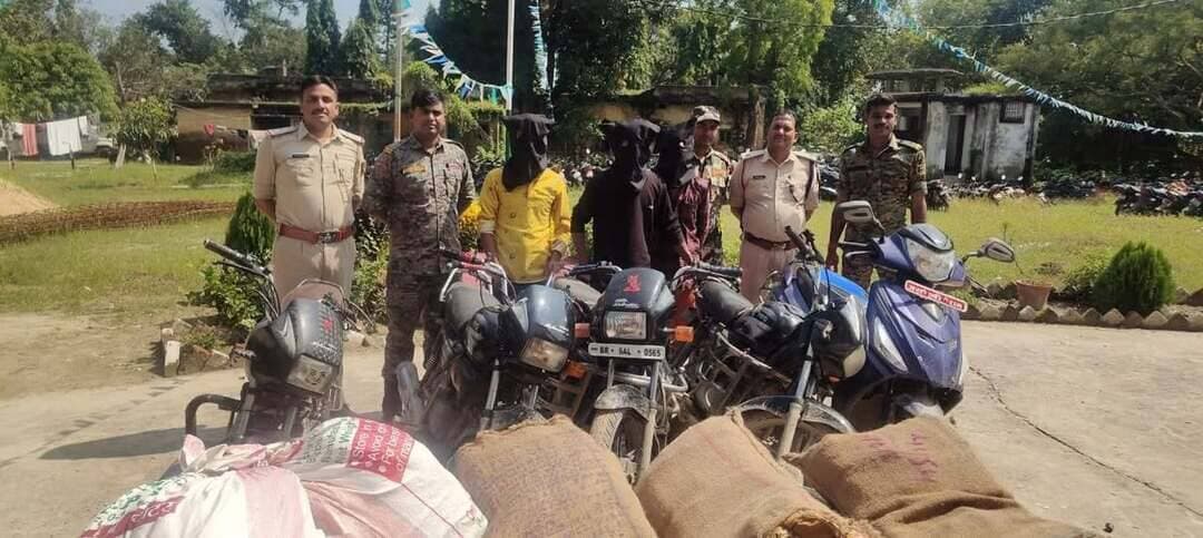 सोनबरसा पुलिस की बड़ी कार्रवाई: 4 बाइक और 1 स्कूटी से 2400 बोतल नेपाली शराब जब्त, 3 तस्कर गिरफ्तार
सोनबरसा (सीतामढ़ी):
सोनबरसा थाना पुलिस ने शनिवार की देर रात गुप्त सूचना के आधार पर बड़ी कार्रवाई करते हुए जहदी और लक्ष्मीपुर गांव के बीच स्थित पुरन्दाहा-राजबाड़ा पथ पर शराब तस्करी की एक बड़ी खेप को पकड़ा है। पुलिस ने मौके से एक स्कूटी और चार स्प्लेंडर बाइकों सहित भारी मात्रा में नेपाली देशी शौफी शराब बरामद कर तीन तस्करों को रंगे हाथ गिरफ्तार किया है।
पकड़े गए तस्करों की पहचान सोनबरसा थाना क्षेत्र के यमुनिया मुशहरनिया (वार्ड 9) निवासी अशोक कुमार (पिता: विनोद राय), कन्हौली थाना क्षेत्र के अररिया (वार्ड 14) निवासी जयसीलाल महतो (पिता: श्याम महतो) तथा भुतही थाना क्षेत्र के भुतही (वार्ड 3) निवासी नंद किशोर पंडित (पिता: सोनेलाल पंडित) के रूप में हुई है।
थानाध्यक्ष धर्मेन्द्र कुमार ने बताया कि तस्करों के पास से चार हीरो स्प्लेंडर बाइक (BR 30 AM 7282, BR 06 AL 0565, BR 30 U 2247, BR -- AA 6199) और एक स्कूटी (BR 01 ED 1463) जब्त की गई। इन वाहनों पर लदी 19 जूट की बोरियों की तलाशी लेने पर 80 कार्टन में कुल 2400 बोतलें (प्रत्येक 300 मिली) नेपाली देशी शौफी शराब बरामद की गईं।
पुलिस ने सभी वाहनों और शराब को जब्त कर लिया है। तीनों अभियुक्तों के विरुद्ध उत्पाद अधिनियम के तहत प्राथमिकी दर्ज कर उन्हें न्यायिक हिरासत में भेज दिया गया है।
#BiharPolice #SitamarhiNews #Sonbarsa #BiharLiquorBan #CrimeNews #PoliceAction #BreakingNews #TrendingNews #LiquorSeized #BiharNews #ViralNews #CrimeUpdate