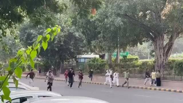विपक्ष द्वारा मुख्य चुनाव आयुक्त पर लगाए गए आरोपों के खिलाफ जंतर-मंतर पर 'कॉकरोच जनता पार्टी' के प्रदर्शन के दौरान एक बेहद हैरान करने वाला नजारा देखने को मिला, जहां महात्मा गांधी के वेश में पहुंचे एक युवा प्रदर्शनकारी को दिल्ली पुलिस की मुस्तैदी से बचकर दौड़ लगाते हुए देखा गया। धोती-चश्मा पहने और हाथ में लाठी लिए पुलिस के आगे-आगे भागते 'आधुनिक गांधी' और उनके पीछे दौड़ते जवानों का यह अनोखा वीडियो सोशल मीडिया पर तेजी से वायरल हो रहा है, जिसे देख लोग अपनी हंसी नहीं रोक पा रहे हैं।