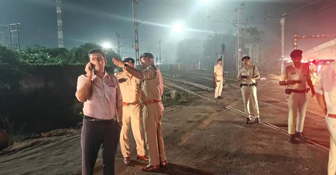 सिमरिया धाम में 18 अक्टूबर से आयोजित होने वाले कल्पवास मेले एवं दुर्गा पूजा के दौरान श्रद्धालुओं की संभावित भीड़ को देखते हुए जिला पदाधिकारी श्री रिची पाण्डेय एवं पुलिस अधीक्षक श्री मनीष ने जीरोमाइल से सिमरिया घाट तक सड़क मार्ग का निरीक्षण किया। इस दौरान यातायात व्यवस्था, सड़क की स्थिति एवं चकिया के समीप निर्माणाधीन ओवरब्रिज का जायजा लिया गया।
जिला पदाधिकारी ने संबंधित अधिकारियों को खराब सड़कों की अविलंब मरम्मत कराने, थर्मल के समीप डायवर्सन के कारण क्षतिग्रस्त सड़क पर मिट्टी भराई कर हल्के वाहनों के परिचालन योग्य बनाने तथा आईओसीएल के रात्रिकालीन कंसाइनमेंट का सुचारु परिचालन सुनिश्चित करने का निर्देश दिया। उन्होंने जाम की समस्या के समाधान एवं यातायात व्यवस्था को सुचारु बनाए रखने के लिए आवश्यक कार्रवाई प्राथमिकता के आधार पर करने को कहा, ताकि कल्पवास मेला एवं दुर्गा पूजा के दौरान श्रद्धालुओं और आम नागरिकों को सुरक्षित एवं सुगम आवागमन की सुविधा मिल सके।
IPRD Bihar
बेगूसराय पुलिस
#begusarai
#cmsamrat