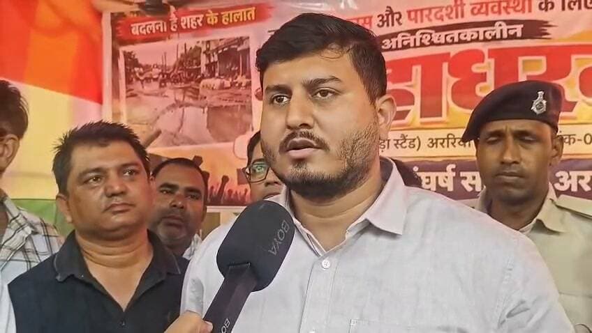 अररिया में नगर संघर्ष समिति द्वारा पिछले छह दिनों से चल रहा धरना अररिया अनुमंडल पदाधिकारी दीक्षित श्वेतम के आश्वासन के बाद धरना सम्पन हुआ।