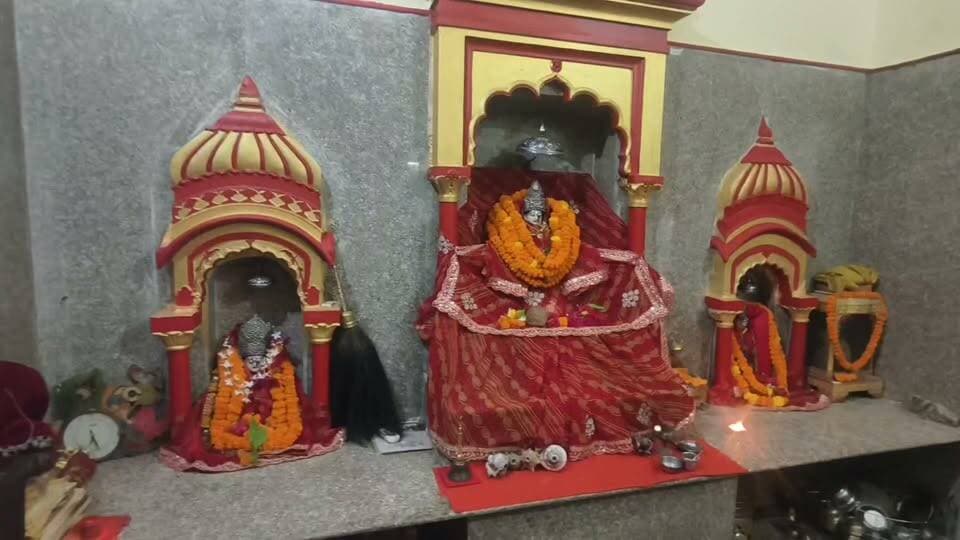 शारदीय नवरात्र के प्रथम दिन मां भगवती का हुआ विधि विधान से पूजन अर्चन माता के दरबार में उमड़ा भक्तों का सैलाब