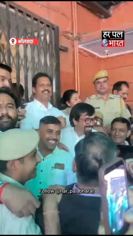 🚨 भीलवाड़ा में वकीलों का जोरदार प्रदर्शन!
एडवोकेट गोविंद माननिया पर चाकू से हुए जानलेवा हमले के विरोध में शनिवार को बड़ी संख्या में वकील कोर्ट से जुलूस के रूप में एसपी ऑफिस पहुंचे। वकीलों ने आरोपी की गिरफ्तारी की मांग को लेकर जमकर नारेबाजी की। प्रदर्शन के दौरान कुछ वकील एसपी ऑफिस के बाहर बैरिकेड्स पर भी चढ़ गए।
वकीलों का आरोप है कि पुलिस को वीडियो, स्कूटी नंबर और CCTV से जुड़ी जानकारी देने के बावजूद आरोपी अब तक गिरफ्तार नहीं हुआ। एसपी सागर राणा की समझाइश के बाद वकील शांत हुए और सोमवार तक गिरफ्तारी का अल्टीमेटम दिया।
⚠️ गिरफ्तारी नहीं होने पर राजस्थानभर में आंदोलन की चेतावनी।
#Bhilwara #BhilwaraNews #Advocate #LawyersProtest #RajasthanNews CrimeNews BreakingNews HarpalBharat