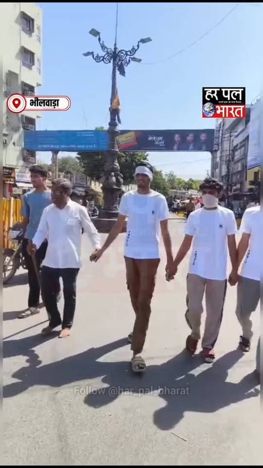 🚨 भीलवाड़ा से बड़ी खबर!
गांधी जयंती पर PCC सदस्य मनोज पालीवाल ने कांग्रेस प्रदेश अध्यक्ष गोविंद सिंह डोटासरा के खिलाफ अनोखे अंदाज में विरोध प्रदर्शन किया।
🕊️ तीन बंदरों के प्रतीक के साथ निकाली दांडी यात्रा
🙈🙉🙊 ‘न बुरा देखो, न बुरा सुनो, न बुरा कहो’ का संदेश
🗳️ नगर निगम चुनाव में 17 प्रत्याशियों के सिंबल विवाद पर उठाए सवाल
⚠️ पालीवाल ने सिंबल समय पर निर्वाचन अधिकारी तक नहीं पहुंचने को लेकर प्रदेश नेतृत्व पर आरोप लगाए और कार्रवाई की मांग की।
#Bhilwara #RajasthanCongress #GovindSinghDotasra #ManojPaliwal #Congress BhilwaraNews GandhiJayanti PoliticalNews HarPalBharat