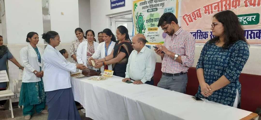 विश्व मानसिक रोगी दिवस 10 अकटबर 2026 को जी आर एम सी ग्वालियर हजार विस्तार अस्पताल के मानसिक रोग विभाग की ओर पीठ डी में शाशकिय नर्सिंग महाविद्यालय से एम एस सी नर्सिंग प्रथम वर्ष एवं पोम्ट बेसिक बी एस सी नर्सिंग के छात्र छात्राओं के द्वारा अपने मेंटल हेल्थ विभाग की एच ओ डी डाॕ गिरिजा झा की गाइडेंस मे मानसिक रोग से संबंधित नाटक के माध्यम से दो प्रकार के रोगों की प्रस्तुति बैहतरीन अभिनंय के माध्यम से प्रस्तुत की जिसमें की छात्र छात्राओं के साथ मेंटल हेल्थ विभाग के एच ओ डी डाॕ अतुल अग्रवाल एवं शासकिय नर्सिंग महाविद्यालय मे मेंटल हेल्थ विभाग की एच ओ डी डाॅ गिरिजा झा के अतिरिक्त अन्य स्टाफ के साथ काफ़ी छात्र छात्रायें उपस्थित थे
#newsimpact