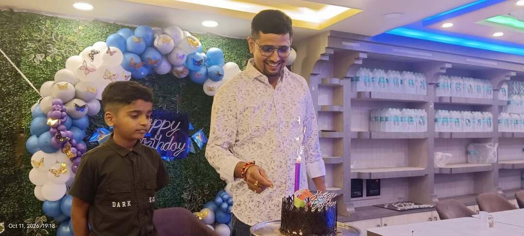 🎂❤️ जन्मदिन पर दोस्तों का प्यार बना सबसे खूबसूरत तोहफा! ❤️🎂
कुछ खुशियां ऐसी होती हैं, जिनकी उम्मीद नहीं होती, लेकिन जब मिलती हैं तो दिल को छू जाती हैं। 🥰
आज मेरे जन्मदिन पर मेरे मित्रों ने बिना बताए मोहनिया के होटल ब्लू डायमंड में छोटी-सी पार्टी रखकर मुझे जो सरप्राइज दिया, वह मेरे लिए बेहद खास और यादगार पल बन गया। ❤️🎉
इस खूबसूरत मौके पर केक काटने के साथ मामा जी, मेरे पत्रकार साथी और दिन-रात सुख-दुख में साथ खड़े रहने वाले प्यारे मित्रों के बीच जन्मदिन मनाने का आनंद ही कुछ अलग था,साथ में मेरा बेटा आर्यन सिंह भी मौजूद रहे। 🎂🥳
जिंदगी में दौलत और शोहरत से बढ़कर उन अपनों का साथ होता है, जो बिना किसी स्वार्थ के हर कदम पर आपके साथ खड़े रहते हैं। 🙏❤️
मेरे जन्मदिन को इतना खास बनाने वाले सभी मित्रों, पत्रकार साथियों और अपनेपन का एहसास कराने वाले हर व्यक्ति का दिल से धन्यवाद। आप सभी का प्यार और साथ ही मेरी सबसे बड़ी पूंजी है। ❤️🤝
आप सभी का स्नेह और आशीर्वाद यूं ही बना रहे। 🙏💐
🎂❤️ दिल से शुक्रिया, मेरे प्यारे दोस्तों! ❤️🎂
#BirthdayCelebration #HotelBlueDiamond #Mohania #दोस्ती #अपनों_का_प्यार #यादगार_पल