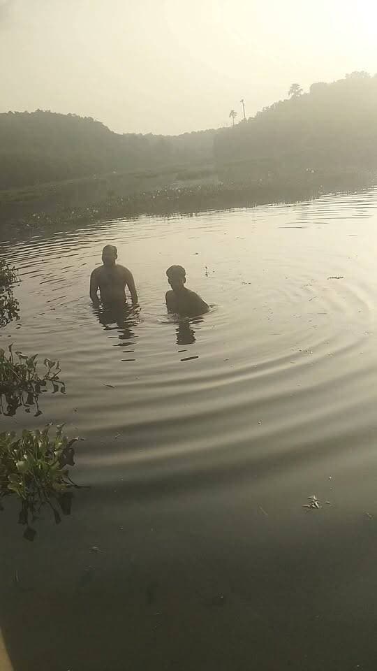 श्राद्ध कर्म में शामिल होने आया था, नहर में समा गई जिंदगी, मुंगेर में ई-रिक्शा चालक की मौत, 5 बच्चों के सिर से उठा पिता का साया
जमालपुर के नयागांव में श्राद्ध कर्म में शामिल होने आए ई-रिक्शा चालक राजकुमार साह की काली पहाड़ी नहर में नहाते समय डूबने से मौत हो गई। उनके पांच बच्चों के सिर से पिता का साया उठ गया, पुलिस ने शव को पोस्टमार्टम के लिए भेजकर मुआवजे की प्रक्रिया शुरू की है।
#Munger #जमालपुर