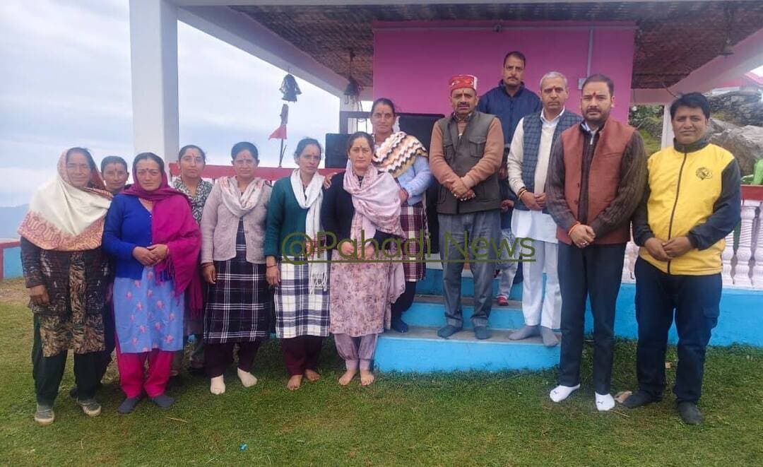 त्रियुंडी माता मंदिर पहुंचे भाजपा प्रदेश सचिव अमित ठाकुर, लोगों से मेल-मिलाप ने बढ़ाई राजनीतिक चर्चाएं
Suneel Pahadi ✍️
चंबा। भाजपा प्रदेश सचिव अमित ठाकुर आज त्रियुंडी माता मंदिर में दर्शन करने पहुंचे। इस दौरान उनके साथ स्थानीय लोग भी मौजूद रहे। मंदिर में दर्शन के साथ लोगों से उनका मेल-मिलाप भी चर्चा का विषय बना हुआ है।
आगामी 2027 विधानसभा चुनाव को देखते हुए क्षेत्र में राजनीतिक गतिविधियों और नेताओं की जनसंपर्क यात्राओं पर लोगों की नजरें टिकी हुई हैं। ऐसे में सवाल उठ रहा है कि अमित ठाकुर का यह दौरा केवल धार्मिक आस्था से जुड़ा था या इसके साथ जनसंपर्क बढ़ाने का पहलू भी जुड़ा है?
क्या लोगों के साथ बढ़ता मेल-मिलाप आगामी विधानसभा चुनाव की तैयारी का संकेत है, या फिर यह महज आस्था और सामाजिक जुड़ाव का अवसर था? इसका जवाब आने वाला समय ही देगा।
आपकी क्या राय है? कमेंट में अपनी प्रतिक्रिया जरूर दें।
Pahadi News
#amithakur