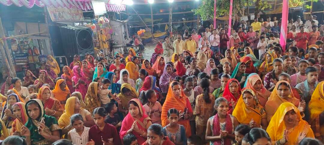📰 नगर पंचायत भरवाड़ा में दुर्गा पूजा की पहली संध्या आरती में उमड़ी श्रद्धालुओं की भीड़
भरवाड़ा (दरभंगा): नगर पंचायत भरवाड़ा में दुर्गा पूजा के अवसर पर पहली संध्या आरती में श्रद्धालुओं की भारी भीड़ देखने को मिली। मां दुर्गा की आरती में शामिल होने के लिए बड़ी संख्या में महिलाएं, पुरुष और बच्चे पूजा स्थल पर पहुंचे। इस दौरान पूरा पूजा पंडाल भक्तिमय माहौल में नजर आया।
🙏 भक्ति और आस्था में लीन दिखे श्रद्धालु
संध्या आरती के दौरान बड़ी संख्या में महिला श्रद्धालु मां दुर्गा की आराधना करती नजर आईं। भक्तों ने मां दुर्गा के समक्ष पूजा-अर्चना कर परिवार की सुख-समृद्धि, शांति और खुशहाली की कामना की। पूजा स्थल पर श्रद्धालुओं की मौजूदगी से उत्सव का माहौल बना रहा।
🎪 दुर्गा पूजा को लेकर लोगों में उत्साह
नगर पंचायत भरवाड़ा में दुर्गा पूजा को लेकर स्थानीय लोगों में उत्साह देखने को मिल रहा है। पहली संध्या आरती में उमड़ी भीड़ क्षेत्र में पूजा के प्रति लोगों की आस्था को दर्शाती है। श्रद्धालु पूरे भक्तिभाव के साथ मां दुर्गा की आराधना में शामिल हो रहे हैं।