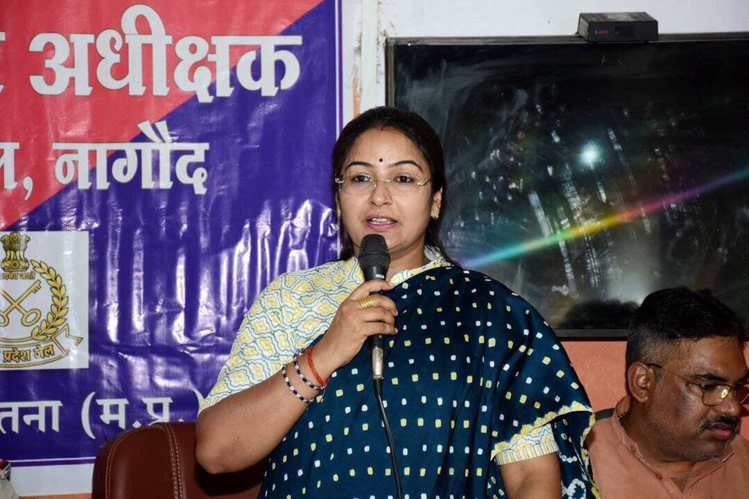 सेवा संकल्प अभियान के तहत उप-जेल नागौद में स्वास्थ्य शिविर आयोजित
राज्यमंत्री ने दिया स्वस्थ जीवन का संदेश
-----
सतना 11 अक्टूबर 2026/प्रधानमंत्री श्री Narendra Modi के सार्वजनिक जीवन के 25 वर्ष पूर्ण होने के उपलक्ष्य में संचालित ‘सेवा संकल्प अभियान’ के तहत रविवार को उप जेल नागौद में स्वास्थ्य शिविर का आयोजन किया गया। कार्यक्रम में मध्यप्रदेश शासन की नगरीय विकास एवं आवास राज्यमंत्री श्रीमती Pratima Bagri ने सहभागिता की। इस अवसर पर राज्यमंत्री श्रीमती बागरी ने जेल परिसर में उपस्थितजनों को संबोधित करते हुए जेल में सकारात्मक, अनुशासित एवं स्वस्थ वातावरण बनाए रखने की आवश्यकता पर जोर दिया। उन्होंने स्वास्थ्य के प्रति जागरूकता बढ़ाने तथा उपलब्ध संसाधनों का सदुपयोग करते हुए जनकल्याणकारी गतिविधियों को प्रभावी ढंग से संचालित करने के संबंध में अपने विचार साझा किए।
राज्यमंत्री ने कहा कि जेल व्यवस्था में सुधारात्मक दृष्टिकोण अपनाना महत्वपूर्ण है। बंदियों के जीवन में सकारात्मक बदलाव लाने, उन्हें अनुशासन एवं स्वास्थ्य के प्रति जागरूक बनाने तथा समाज की मुख्यधारा से जोड़ने के लिए निरंतर प्रयास किए जाने चाहिए। उन्होंने स्वस्थ वातावरण और सकारात्मक सोच को बेहतर जीवन की दिशा में महत्वपूर्ण बताया। कार्यक्रम में स्वास्थ्य जागरूकता, अनुशासन तथा बंदियों के सामाजिक पुनर्वास से जुड़े विषयों पर चर्चा की गई। इस अवसर पर सहायक जेल अधीक्षक आशीष मंजना सहित जेल प्रशासन के अन्य अधिकारी एवं उपस्थितजन मौजूद रहे।
CM Madhya Pradesh
Dr Mohan Yadav
#JansamparkMP
#सेवा_संकल्प_अभियान
#सतना