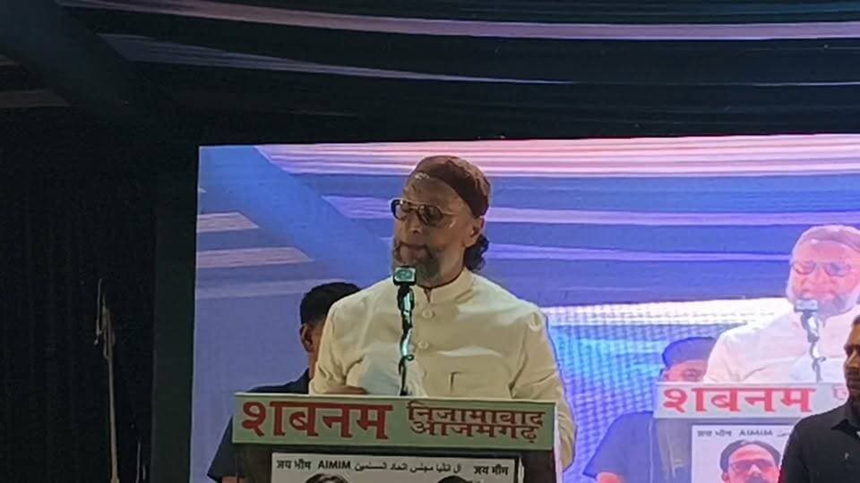 आजमगढ़: ओवैसी ने जेवर एयरपोर्ट का नाम मोदी के नाम पर करने पर कहा एनकाउंटर पॉलिसी का नाम प्रधानमंत्री गोली चलाओ देश जलाओ और चुनाव आयोग का नाम प्रधानमंत्री सरकार बनाओ कार्यालय कर देना चाहिए, SIR पर PDA के मसीहा पर भी साधा निशाना