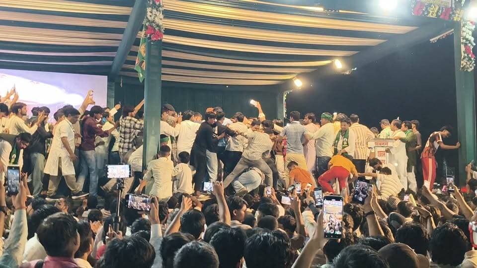 आजमगढ़ में मंच से ओवैसी के निकलने के दौरान नीचे से ऊपर चढ़ गए कई युवा, हुई जमकर धक्का मुक्की