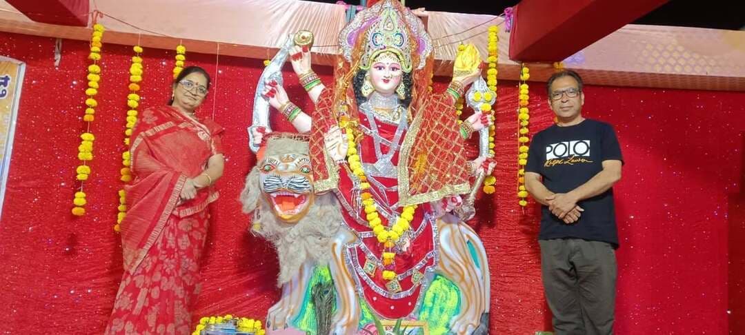 🙏🌺 नवरात्रि के पावन प्रथम दिन मां चामुंडा के किए दर्शन, प्राप्त हुआ आशीर्वाद 🌺🙏
नवरात्रि के प्रथम दिन स्टेशन के पास स्थित जय मां चामुंडा वाल्मीकि गरबा मंडल में विराजित माताजी के दर्शन करने का सौभाग्य प्राप्त हुआ। इस पावन अवसर पर कांग्रेस नेता एवं पूर्व पार्षद श्रीमती सुमित्रा जी देसाई से भी भेंट हुई और उनका स्नेहपूर्ण आशीर्वचन प्राप्त हुआ।
मां चामुंडा सभी पर अपनी कृपा बनाए रखें और सबके जीवन में सुख, शांति, समृद्धि एवं खुशहाली लाएं। 🙏🚩
सादर
कैलाश विश्वकर्मा, संपादक – यशस्वी दुनिया साप्ताहिक
श्रीमती अंतिम विश्वकर्मा, संपादक – मातृभूमि संदेश
जय माता दी 🚩🌺
