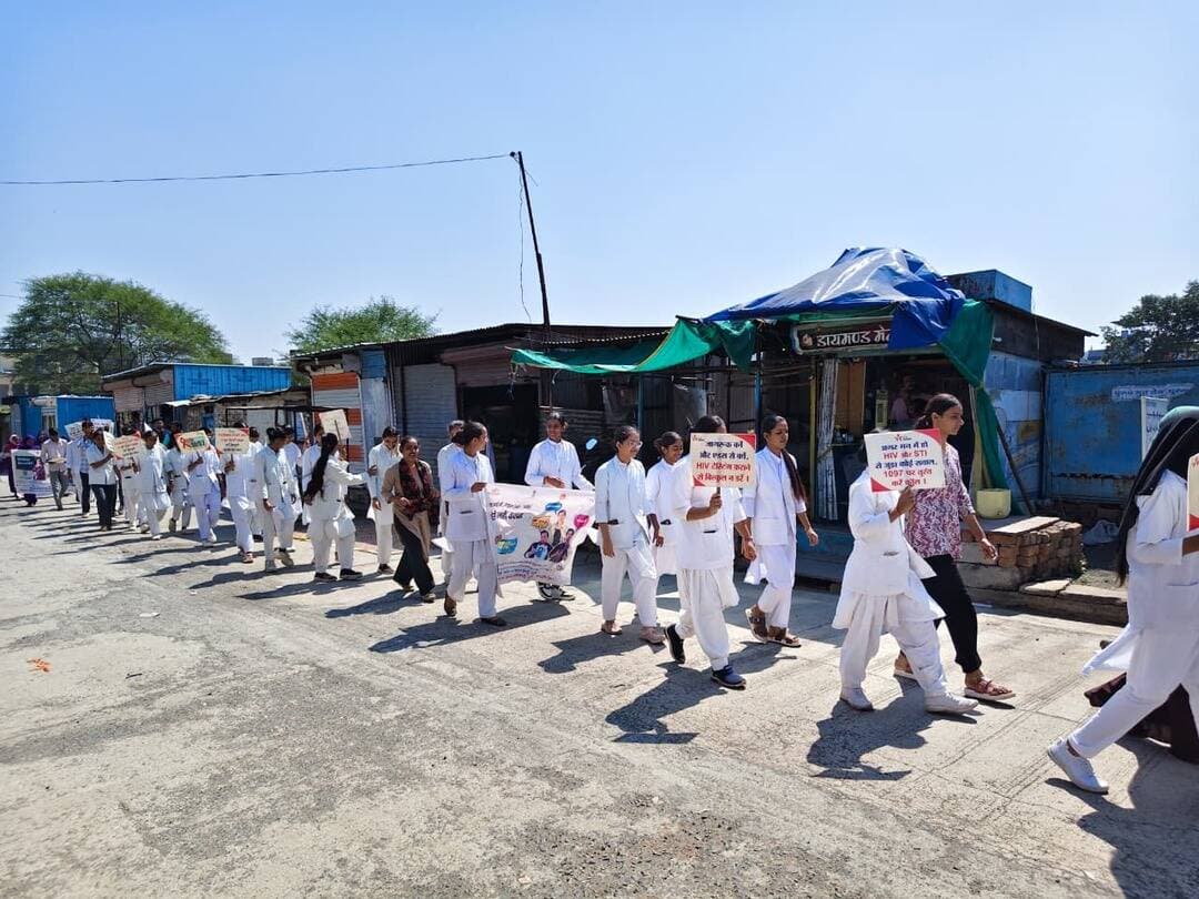 मंदसौर। एचआईवी-एड्स के प्रति जागरूकता बढ़ाने के उद्देश्य से दलौदा में स्वास्थ्य विभाग द्वारा जागरूकता रैली निकाली गई। रैली रेलवे स्टेशन से शुरू होकर चौपाटी होते हुए वापस स्टेशन पर संपन्न हुई। विद्यार्थियों ने नारों, बैनर और तख्तियों के माध्यम से आमजन को जागरूक किया। लोगों से एचआईवी-एड्स संबंधी जानकारी के लिए हेल्पलाइन नंबर 1097 पर संपर्क करने की अपील की गई। अभियान में स्वास्थ्य विभाग, मिरेकल कॉलेज, आशा कार्यकर्ताओं और दलौदा पुलिस का सहयोग रहा।
