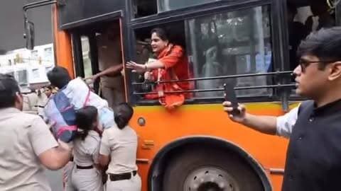 लोकतंत्र पर सवाल, पत्रकारिता की आज़ादी पर चोट!
देश में लोकतंत्र के साथ-साथ क्या चौथे स्तंभ की आवाज़ को भी दबाया जा रहा है?
सुप्रीम कोर्ट के आदेश के बावजूद दिल्ली की सड़कों पर पत्रकार प्रज्ञा मिश्रा जैसी पत्रकारों को कथित तौर पर घसीटकर बसों में बैठाने और हिरासत में लिए जाने की तस्वीरें गंभीर सवाल खड़े करती हैं।
अगर अपनी आवाज़ उठाना, सवाल पूछना और सच दिखाना ही संघर्ष बन जाए, तो इसे क्या नाम देंगे?
क्या यह FREEDOM STRUGGLE 2.0 की शुरुआत है?
लोकतंत्र में असहमति की आवाज़ और स्वतंत्र पत्रकारिता का सम्मान होना चाहिए।
कल मिलते हैं दिल्ली में…
#FreedomOfPress #Democracy #Journalism #PressFreedom #DelhiProtest FreedomOfSpeech SaveDemocracy FourthPillar JournalistRights NewsNationalWorld