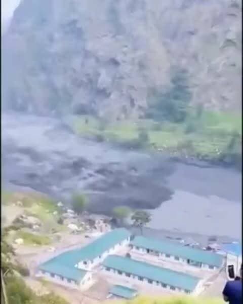 🚨 नेपाल से सामने आया बाढ़ का भयावह मंजर!
नेपाल की यह वीडियो बेहद डरावनी है। 11 अक्टूबर को अचानक आई बाढ़ ने एक बार फिर तबाही मचा दी। गोरखा क्षेत्र में बूढ़ी गंडकी नदी ने विकराल रूप धारण कर लिया, जिससे इलाके में भय का माहौल बन गया।
⚠️ प्राकृतिक आपदा का यह दृश्य बेहद चिंताजनक है।
#नेपाल #बाढ़ #Gorkha #BudhiGandaki #NepalFlood BreakingNews