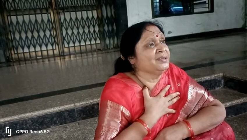 रीवा: इलाज की लापरवाही या सिस्टम की हत्या? डॉक्टर की जिद ने ले ली बेकसूर महिला की जान!
संजय गांधी अस्पताल के अस्थि रोग विशेषज्ञ डॉ. शुभम मिश्रा द्वारा कंधे के ऑपरेशन में कथित लापरवाही से महिला के कंधे में ऐसा नट-बोल्ट सेट किया गया कि उसे जिंदगीभर का असहनीय दर्द मिल गया।
दर्द से तंग आकर महिला ने रीवा कलेक्टर से मिलकर न्याय की गुहार लगाई थी और चेतावनी दी थी कि न्याय न मिलने पर वह आत्महत्या कर लेगी। लेकिन 15 दिन बीत जाने के बाद भी प्रशासन के कान पर जूं तक नहीं रेंगी, और आखिरकार तंग आकर महिला ने घर में आग लगाकर अपनी जान दे दी।
सवाल बड़ा है:
इस मौत का असली जिम्मेदार कौन है—लापरवाह डॉ. शुभम मिश्रा या सुस्त और बहरी बैठी कलेक्टर प्रशासन?
यह आत्महत्या नहीं, सीधे तौर पर सिस्टम की नाकामी और हत्या है! जब तक ऐसे डॉक्टरों पर सख्त कार्रवाई नहीं होगी, गरीबों की जिंदगी ऐसे ही उजड़ती रहेगी।
न्याय के लिए इस आवाज़ को हर मंच तक पहुँचाएं!
#Rewa #SanjayGandhiHospital #MedicalNegligence #JusticeForVictim