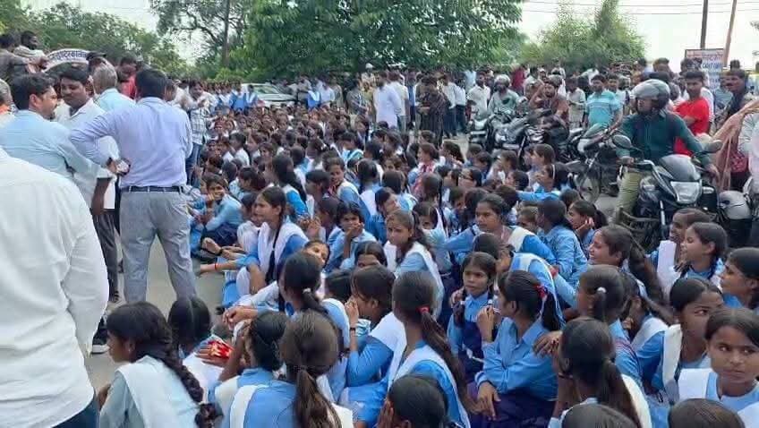 सिद्धार्थनगर सनई जय किसान इंटर कॉलेज स्कूल परिसर में जल भराव की स्थिति को लेकर छात्र-छात्राओं nh 28 को किया जाम