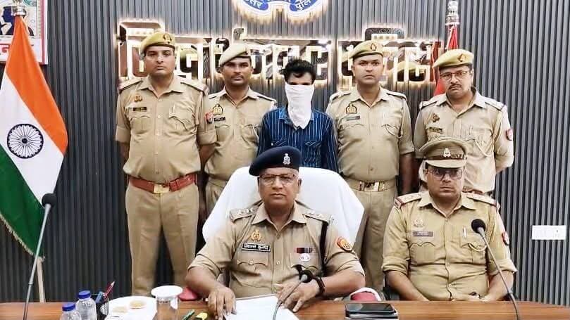 शोहरतगढ़ थाना क्षेत्र के पुलिस ने ₹25000 के इनामी अभियुक्त को किया गिरफ्तार भेजा जेल
